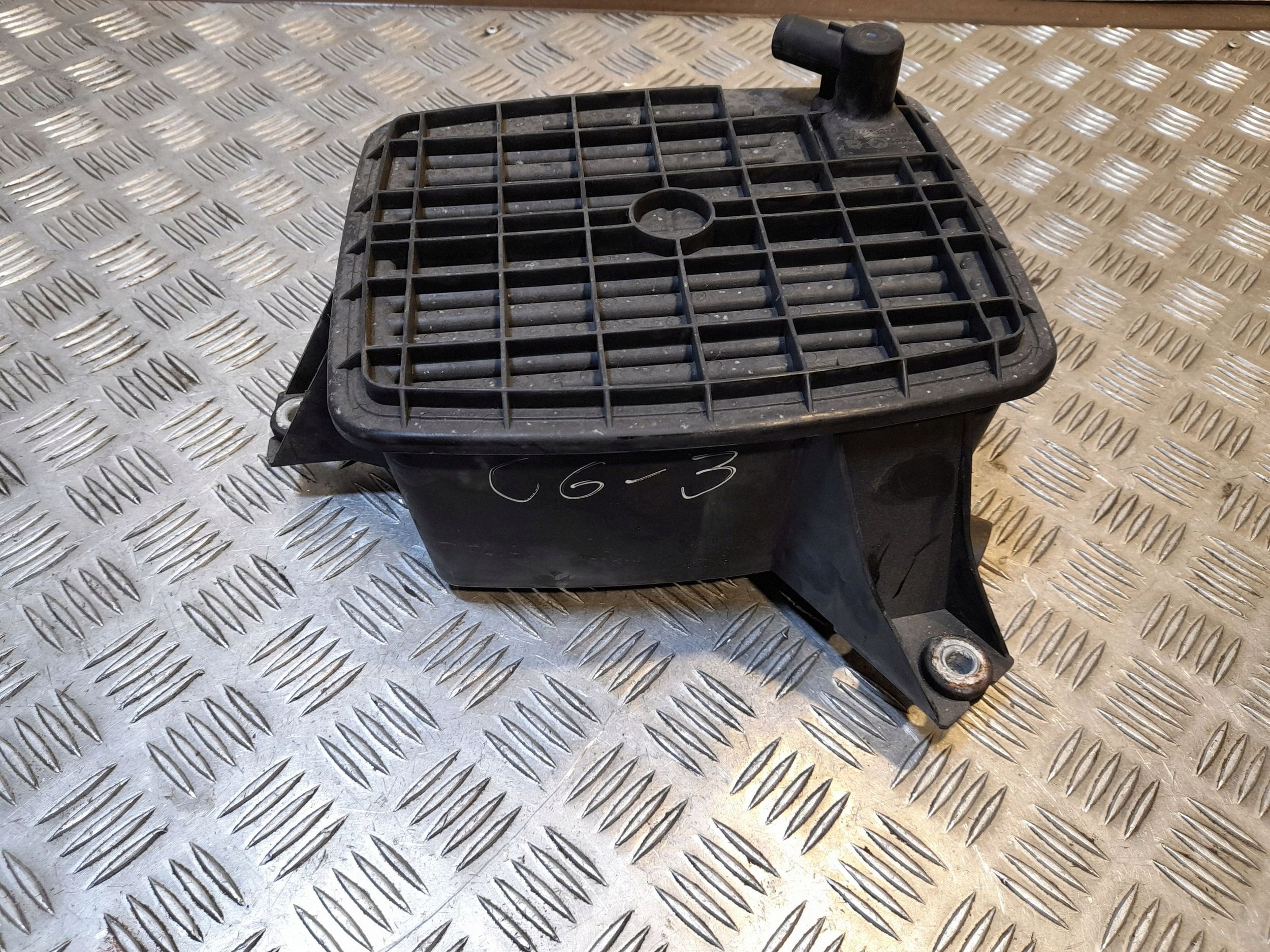 Filtre à charbon Audi A6 C6 8E0201799C image 2