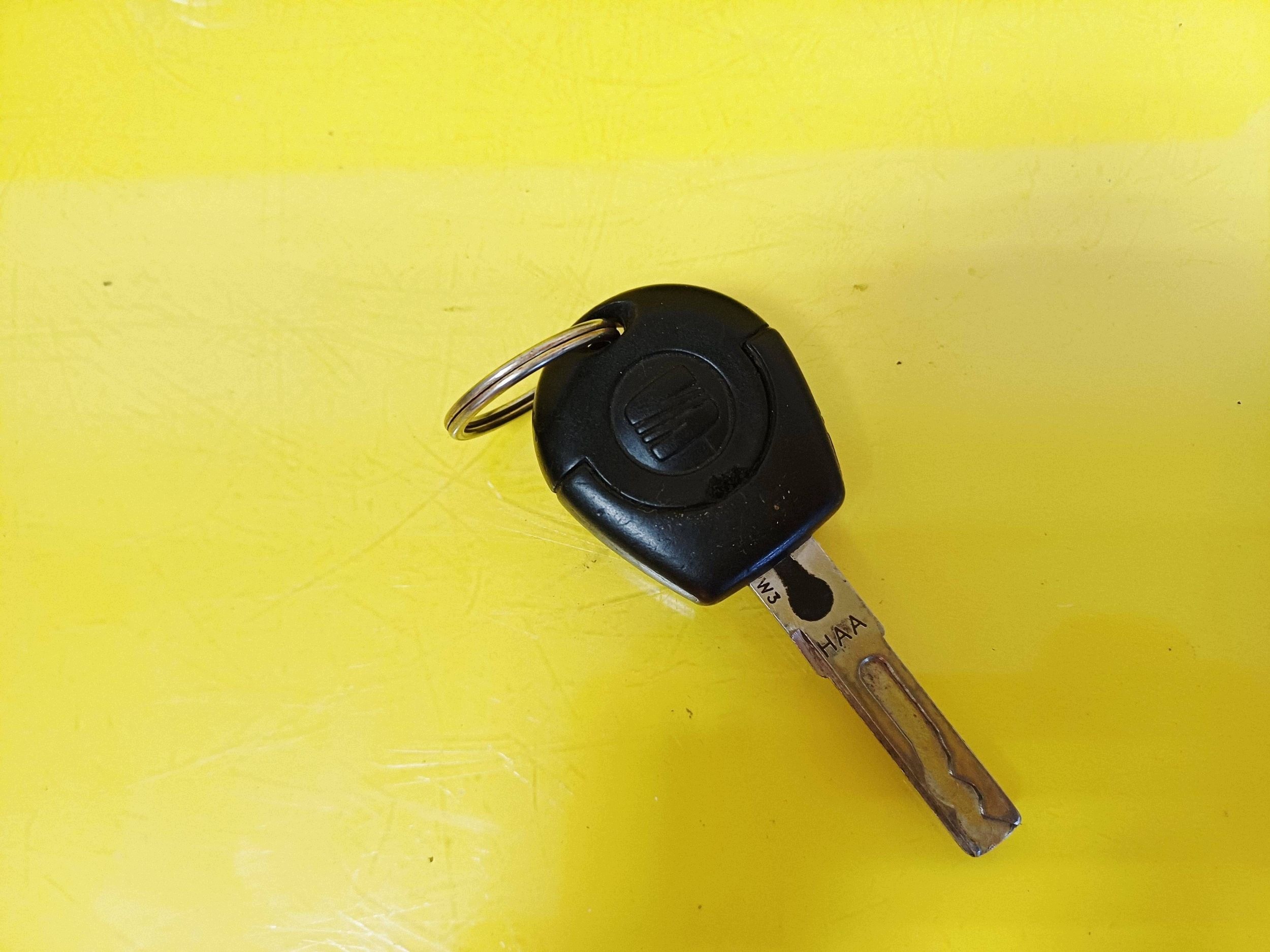 Ignition Switch w/ Key & Lock Cylinder Left image 3