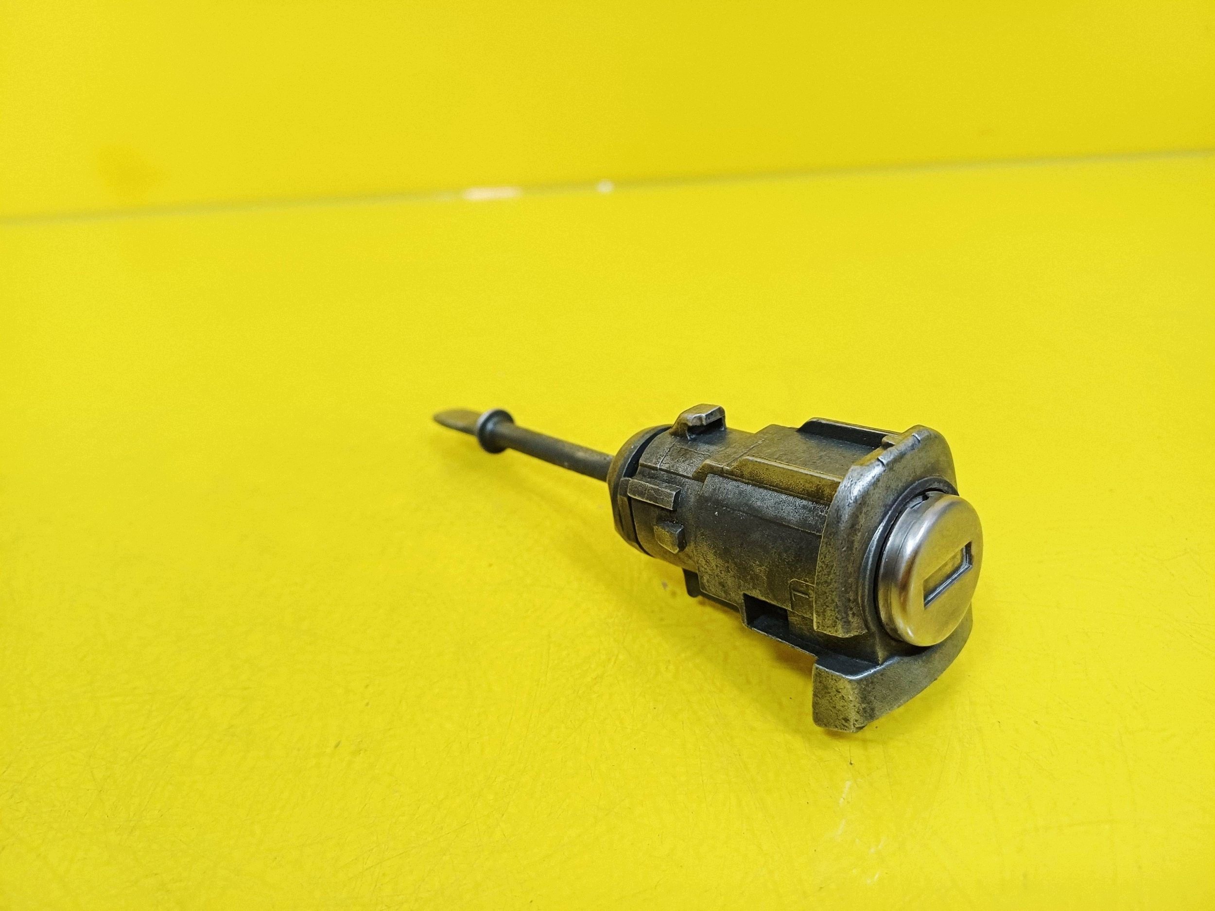 Ignition Switch w/ Key & Lock Cylinder Left image 4