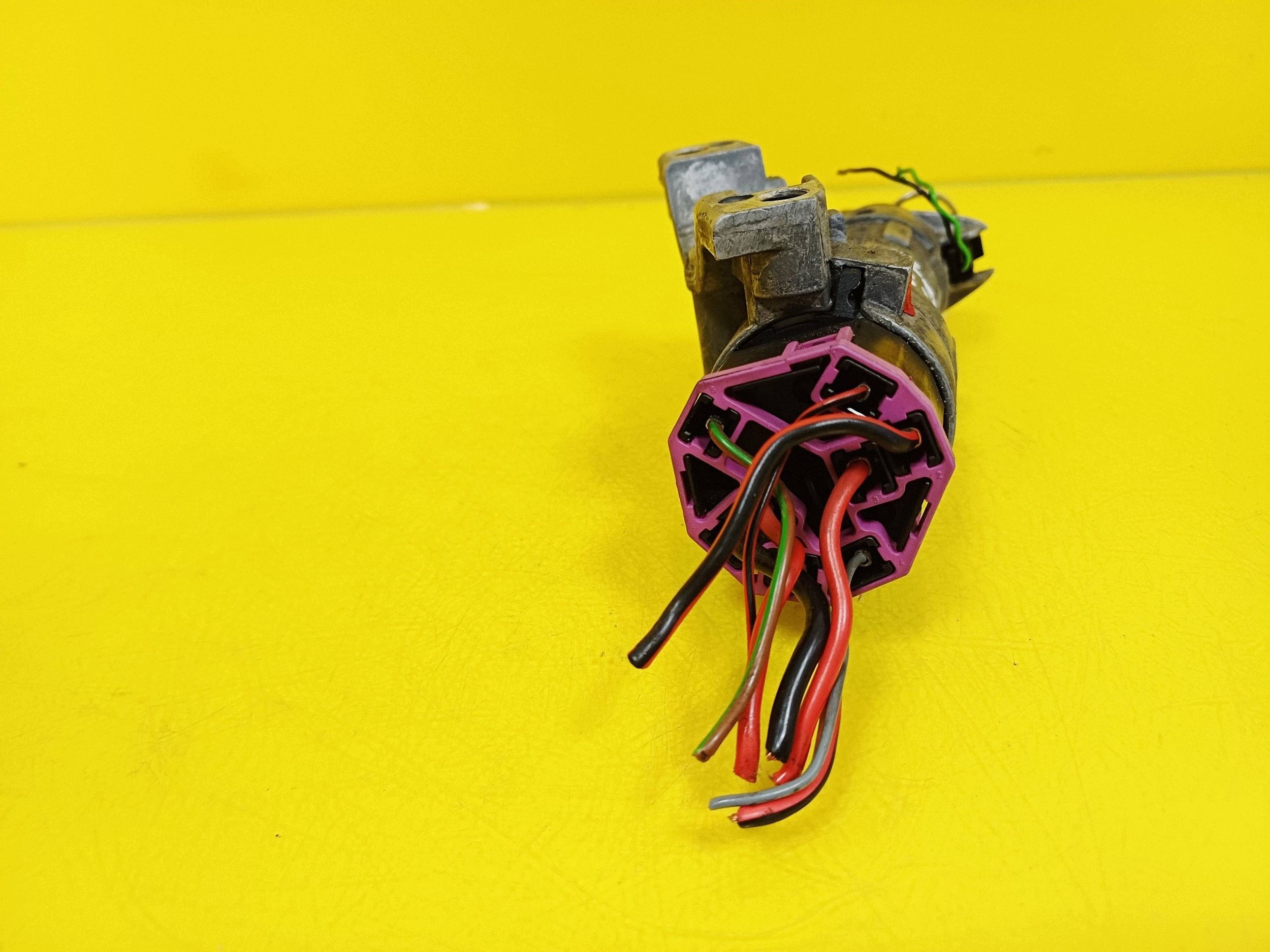 Ignition Switch w/ Key & Lock Cylinder Left image 8