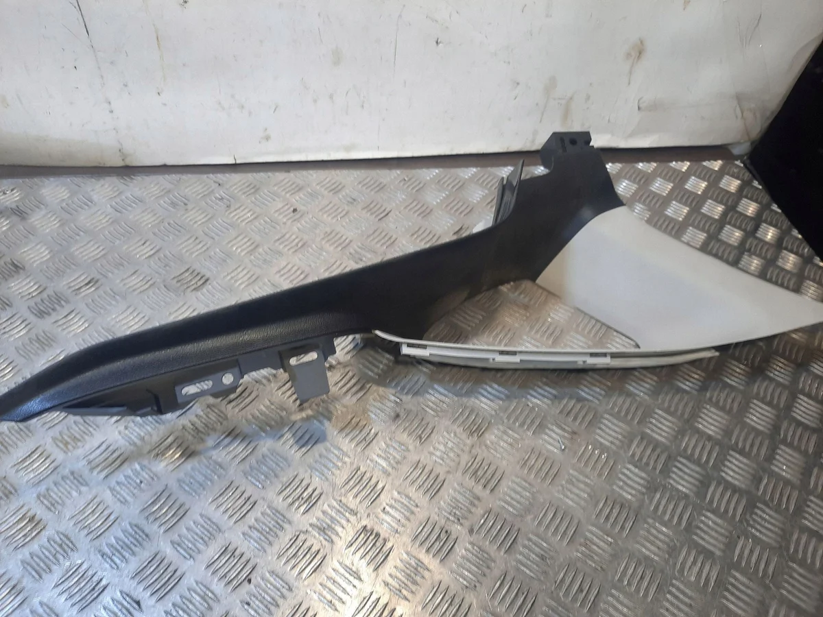 Ford Fusion II DS73F46808 Cache Pilier Droit image 3