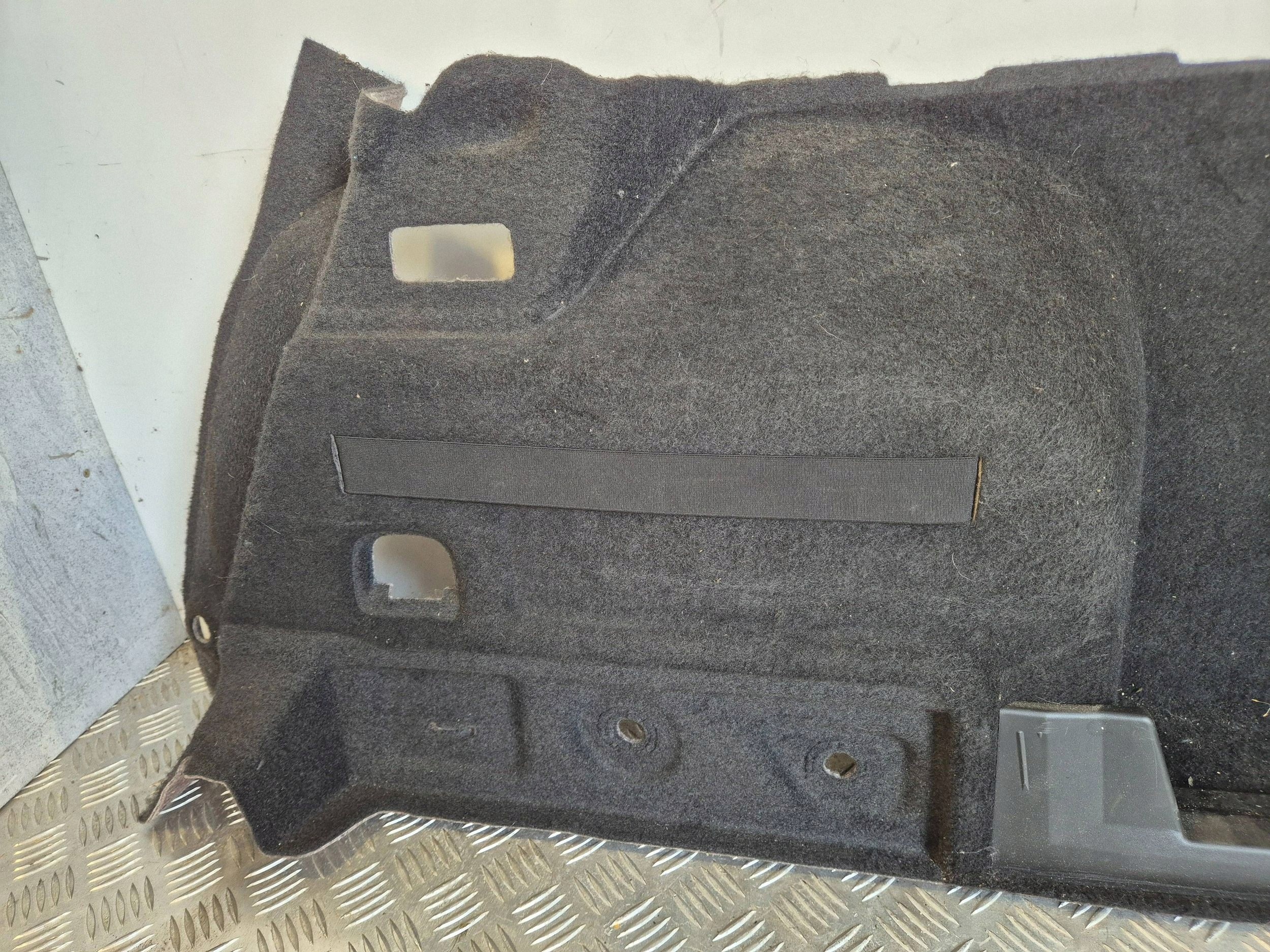 SEAT Leon ST (5F8) tavaratilan verhoilu oikea