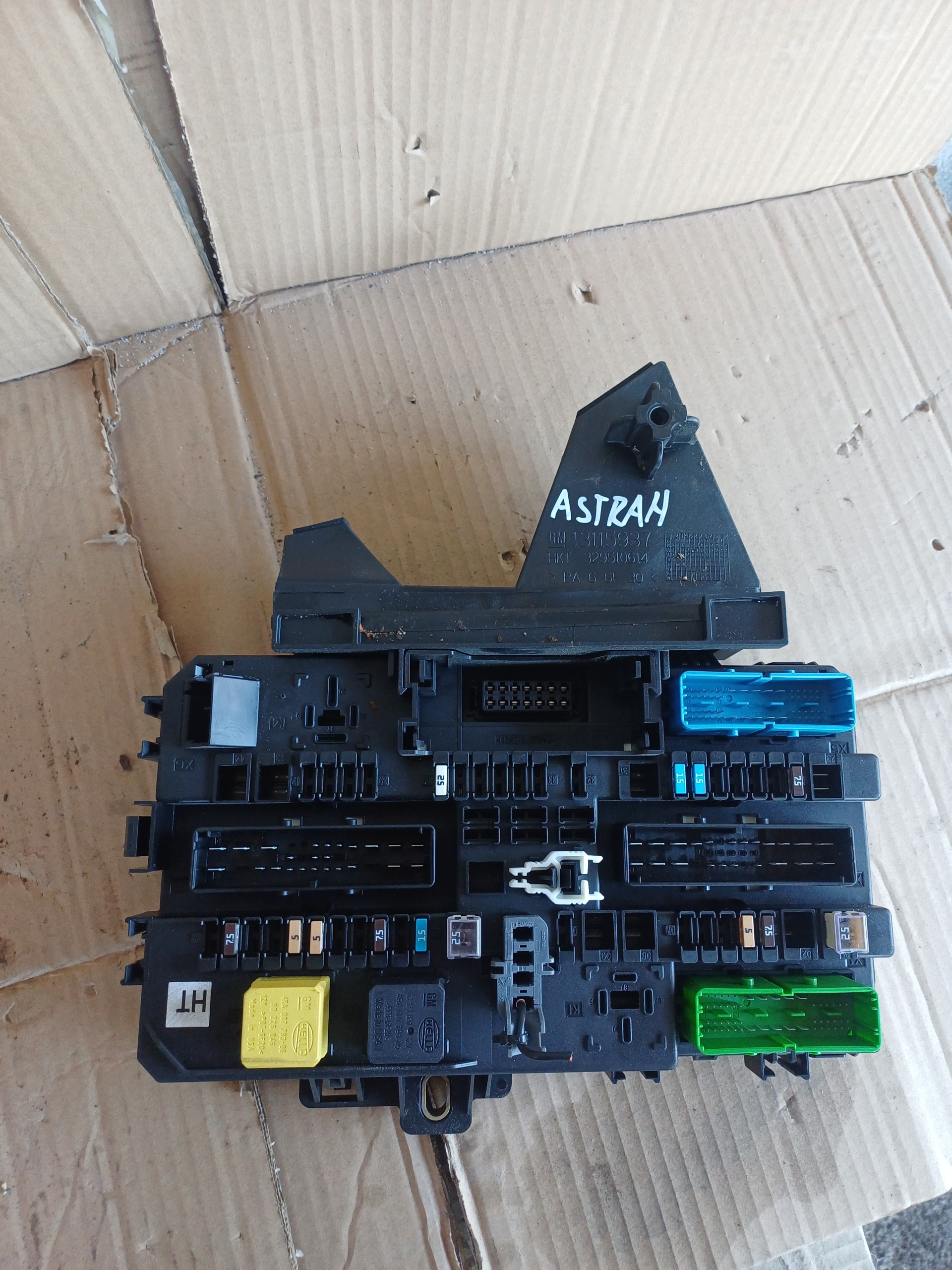 Sulakelaatikko Opel Astra H 13115937 image 2