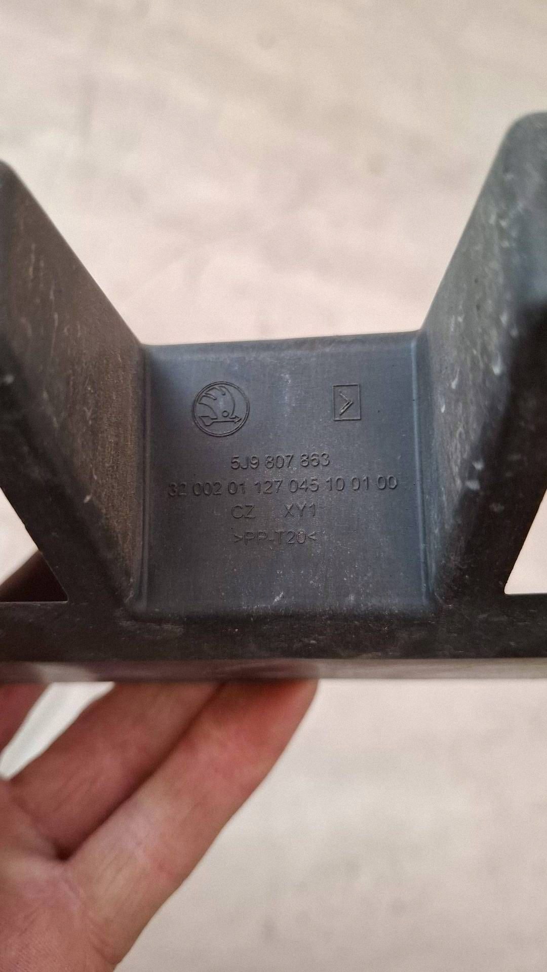 Skoda Fabia II Kombi Bumper Clip 5J9807863