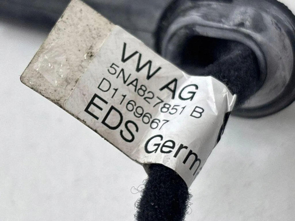 VW Tiguan AD1 Heckklappendämpfer links 5NA827851B image 6