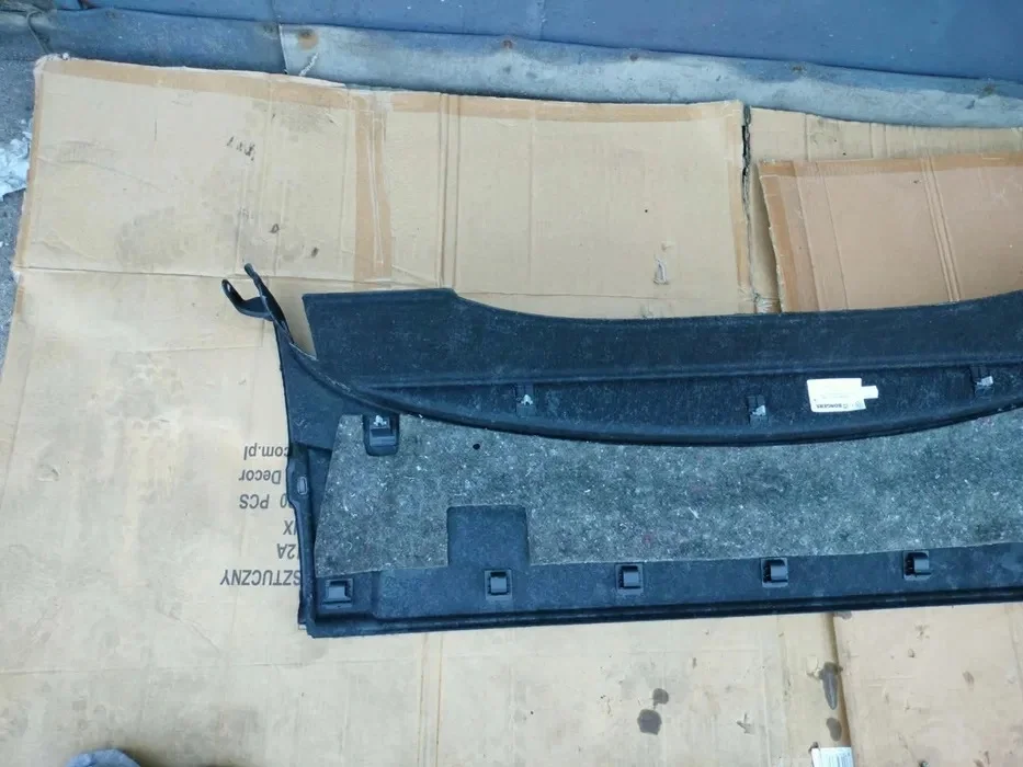 VW Passat B6 Sedan takakontin hylly 3C5863412