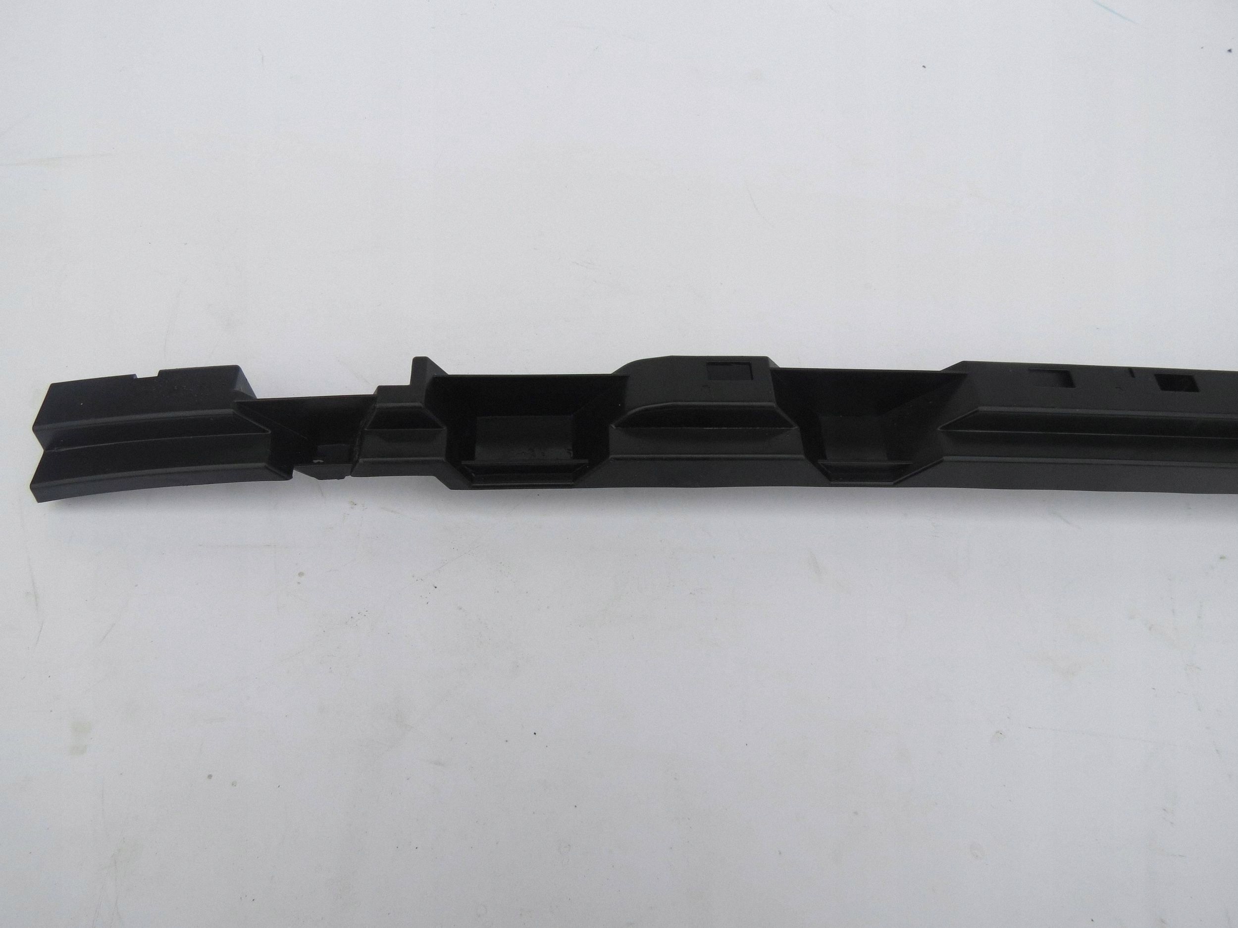Takapuskurin vasen pidike Volvo S90