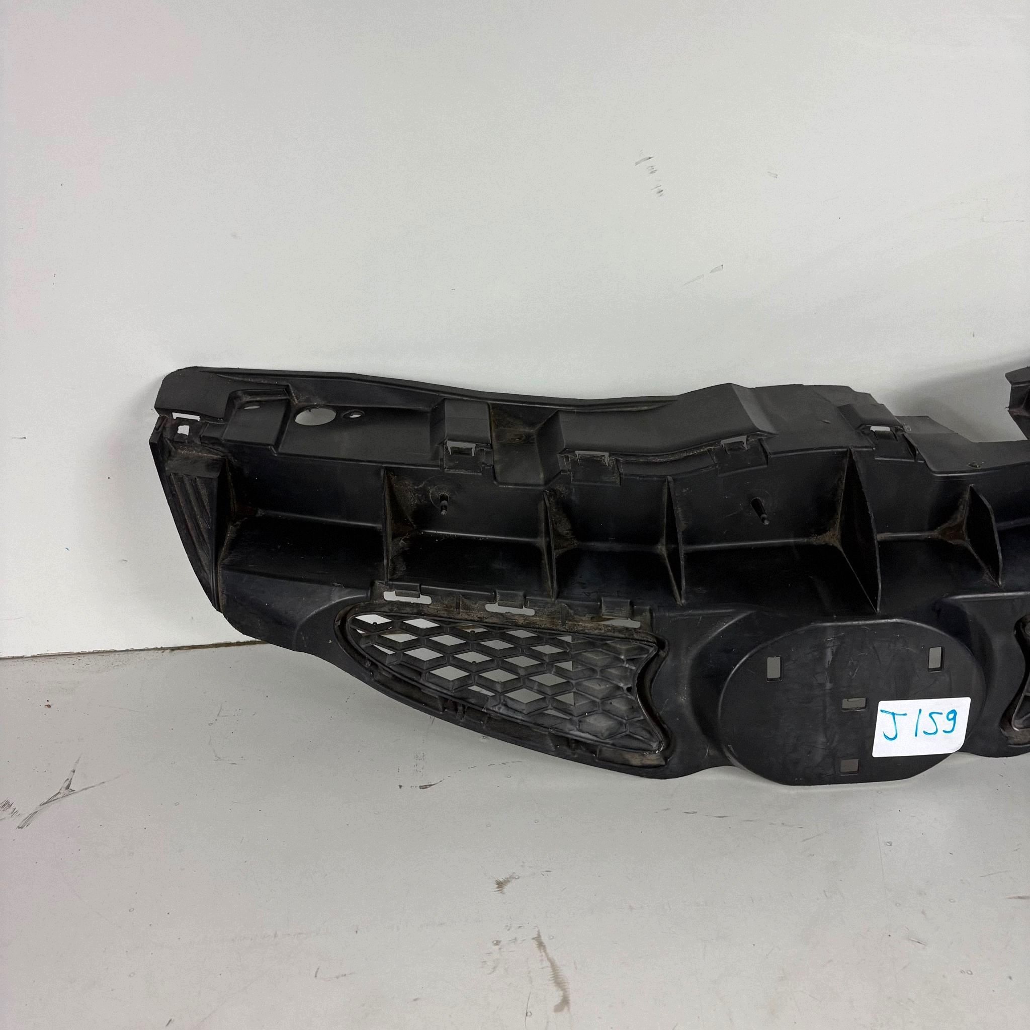 Toyota Aygo AB10 etusäleikkö, käytetty