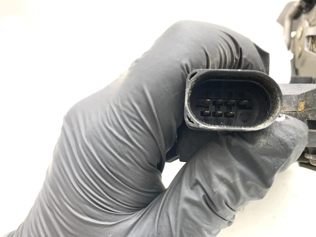Serrure porte arrière gauche Audi A4 B6 8E0839015C image 4