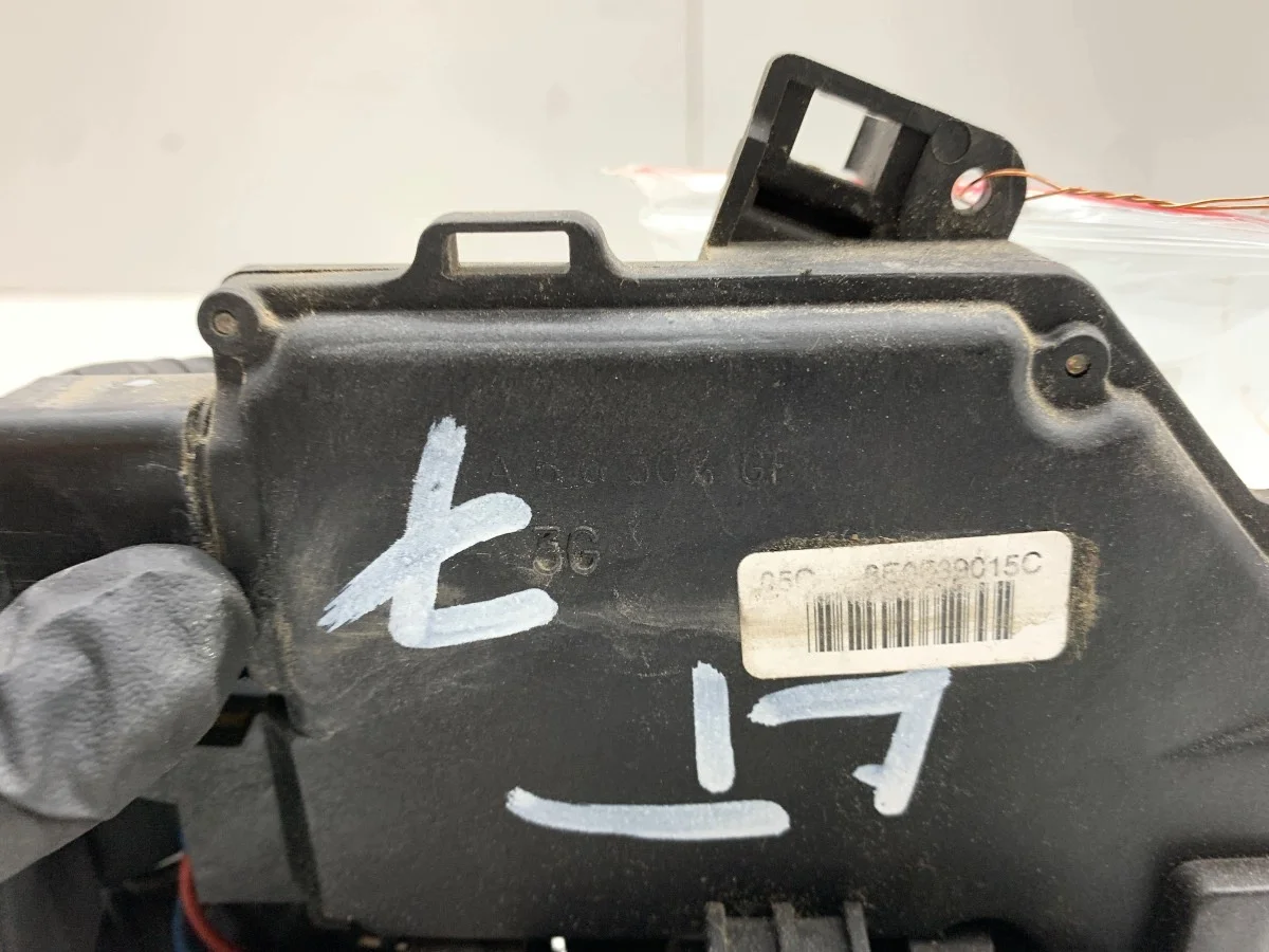 Serrure porte arrière gauche Audi A4 B6 8E0839015C image 5