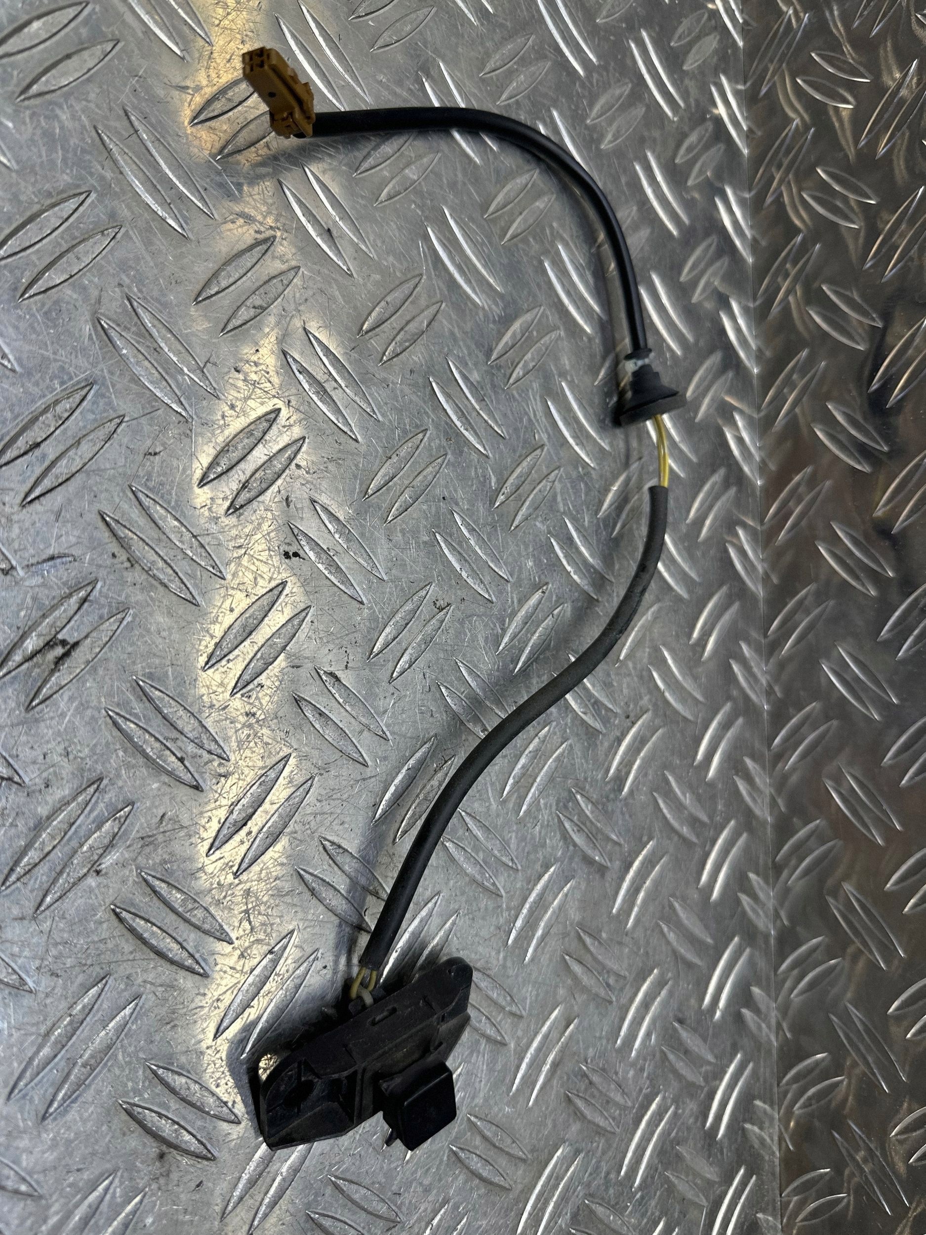 Tailgate Handle w/ Sensor 906064925R image 2