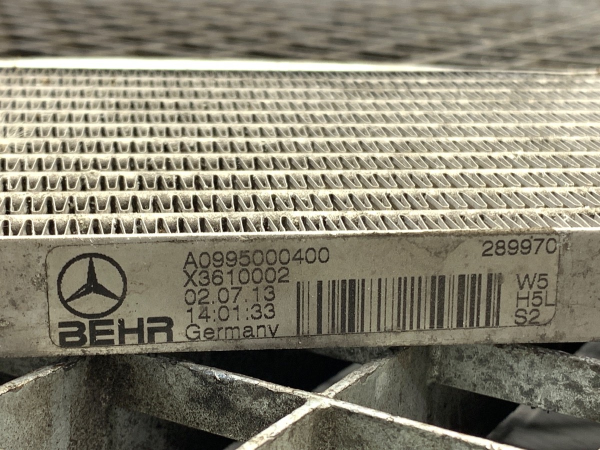 MERCEDES C218 Öljynjäähdytin A0995000400 image 8