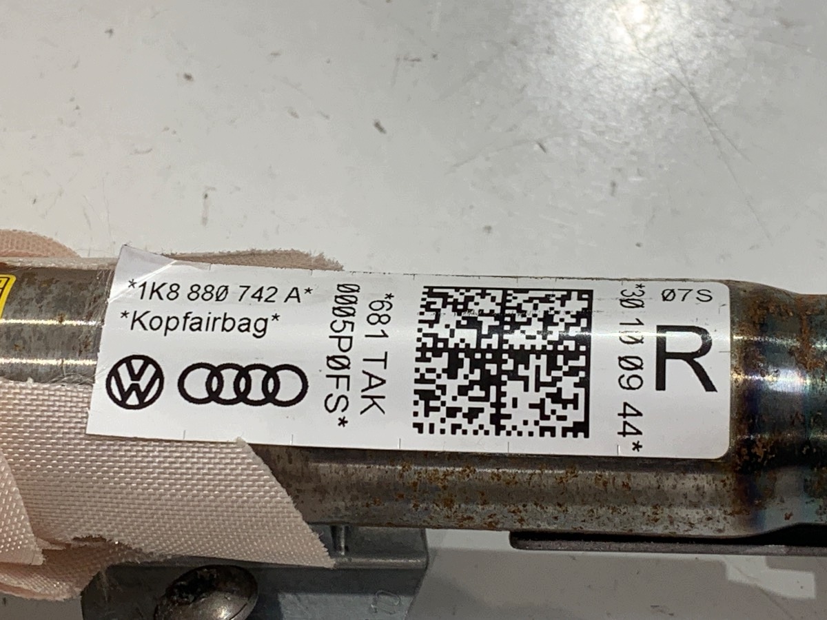 Luftridå höger VW Scirocco III 1K8880742A image 3