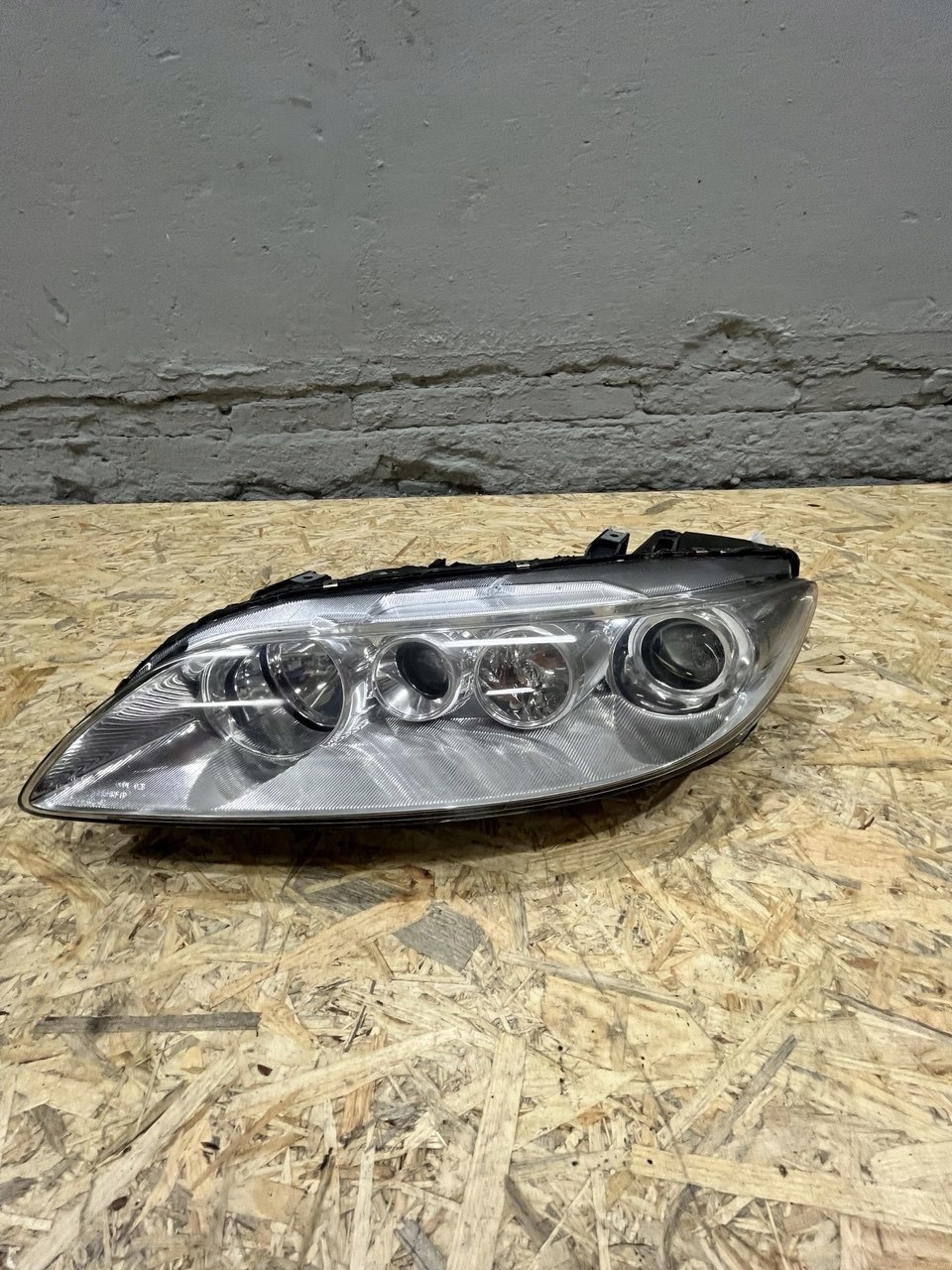 Farol Esquerdo Mazda 6 2.0 CITD Xenon