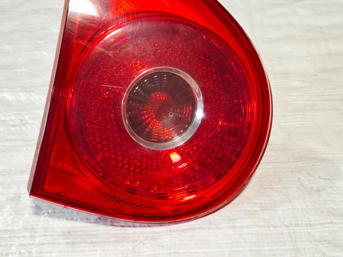 Takavalojen vasen osa VW Golf V 1K6945093G