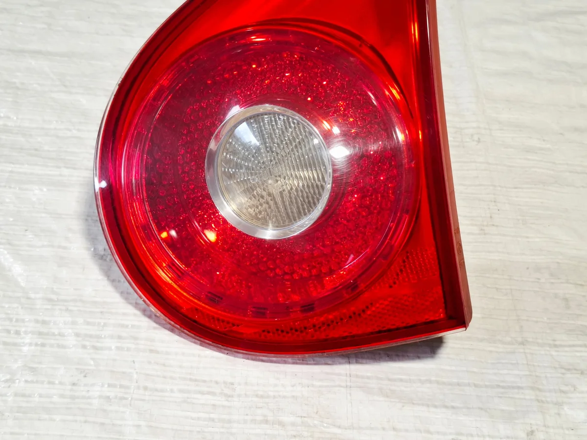 Takavalojen vasen osa VW Golf V 5 1K6