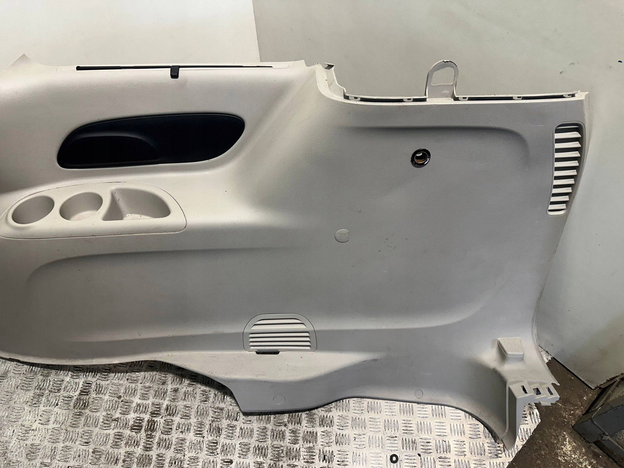 Chrysler Pacifica 3.6 Tavaratilan Paneeli Oikea