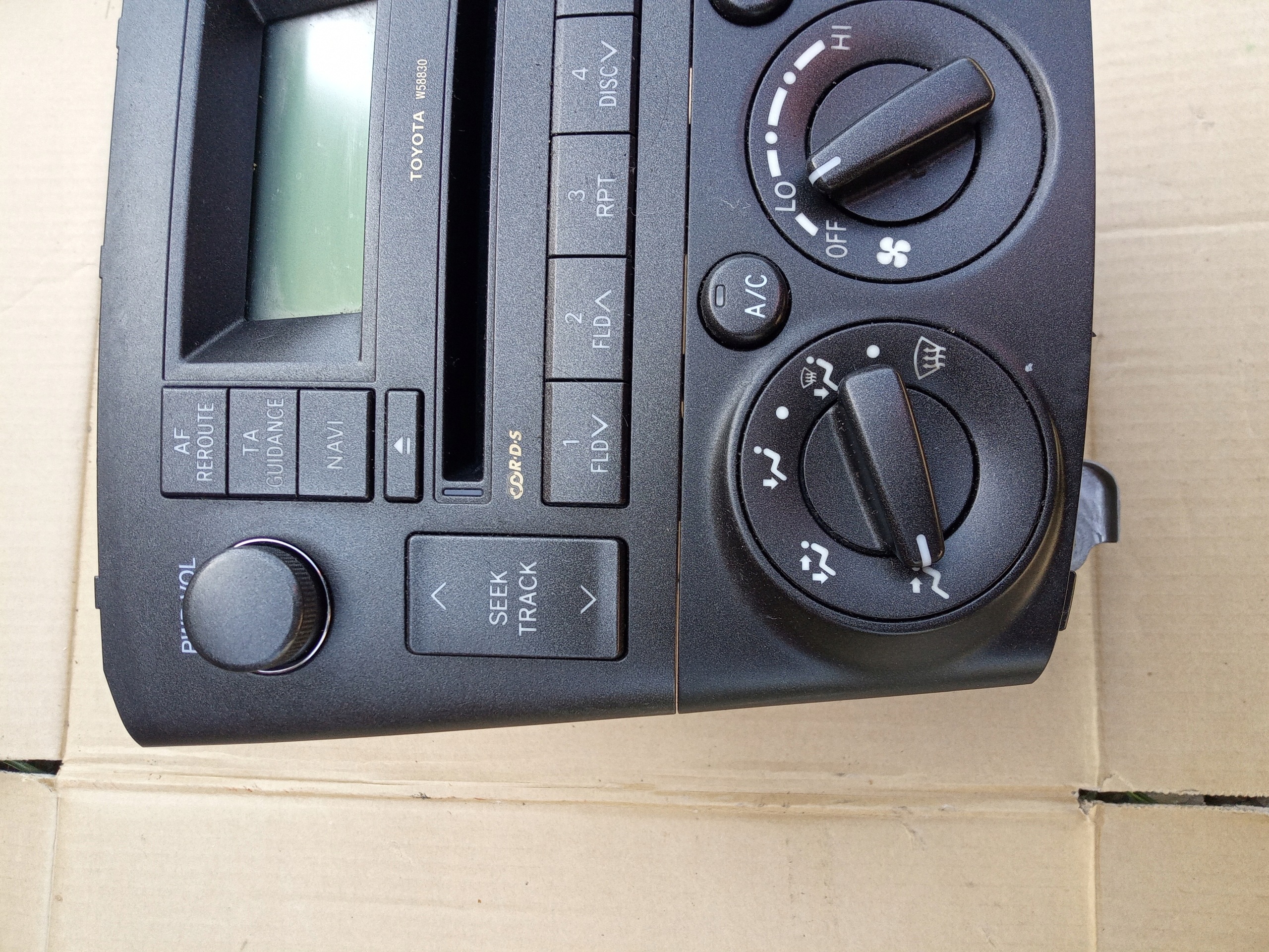 Toyota Avensis T25 radio paneeli 86120-05110