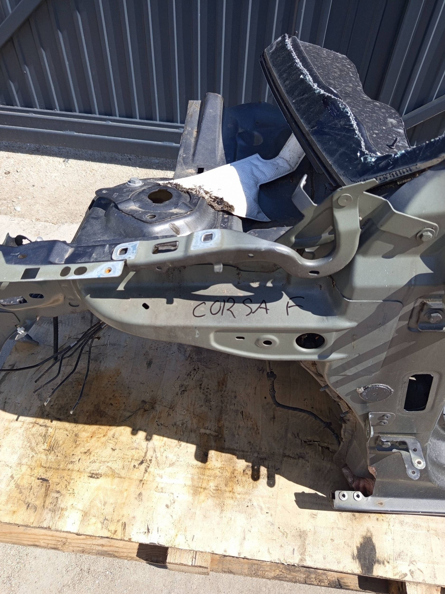 Opel Corsa F etulokeron vasen osa