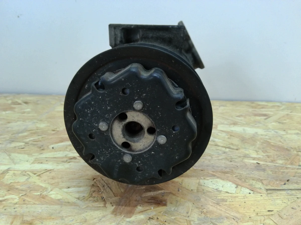 Opel Corsa D Airconditioning Compressor image 3
