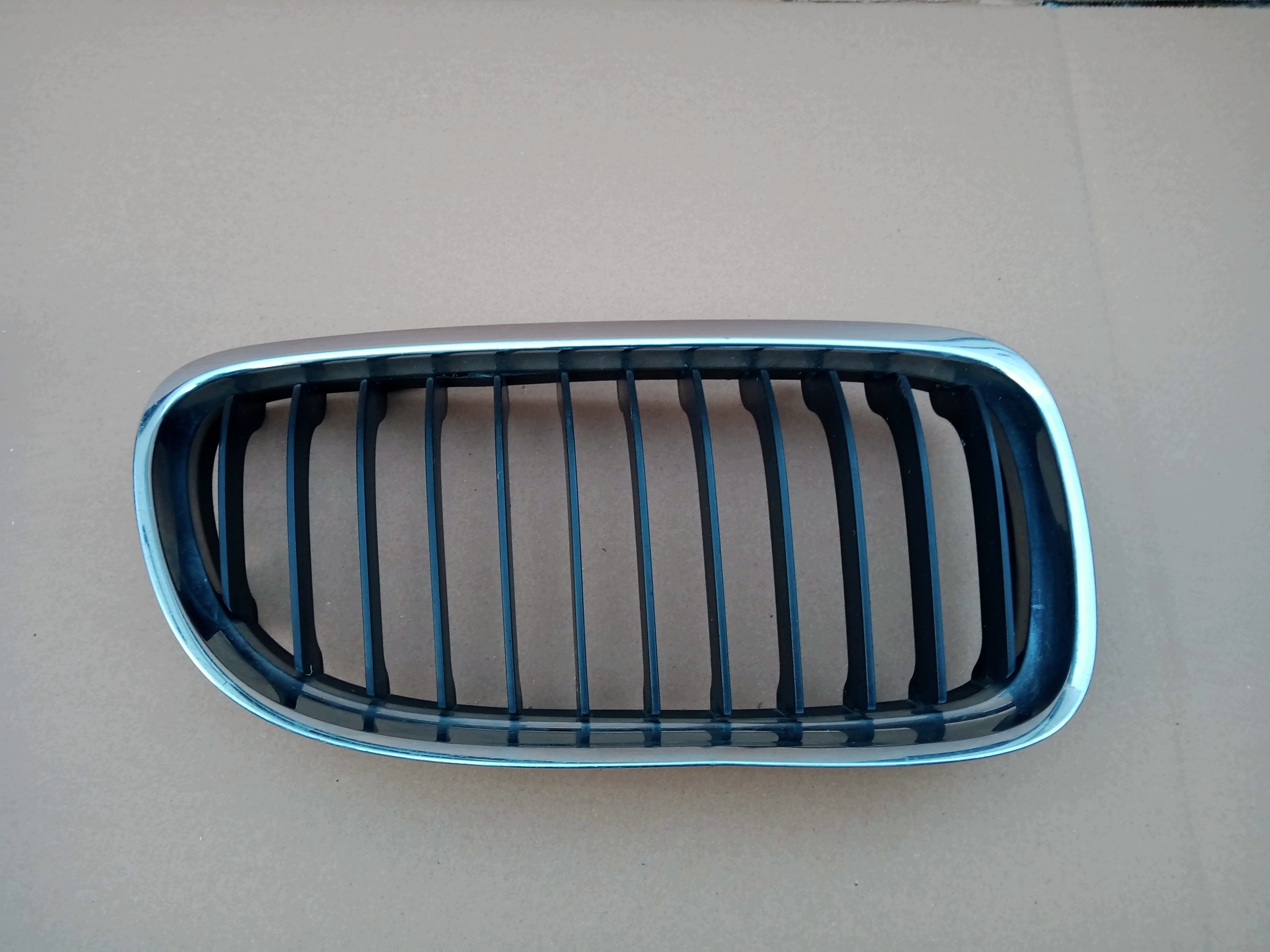 BMW E90/E91 LCI oikea munuaisgrilli image 2