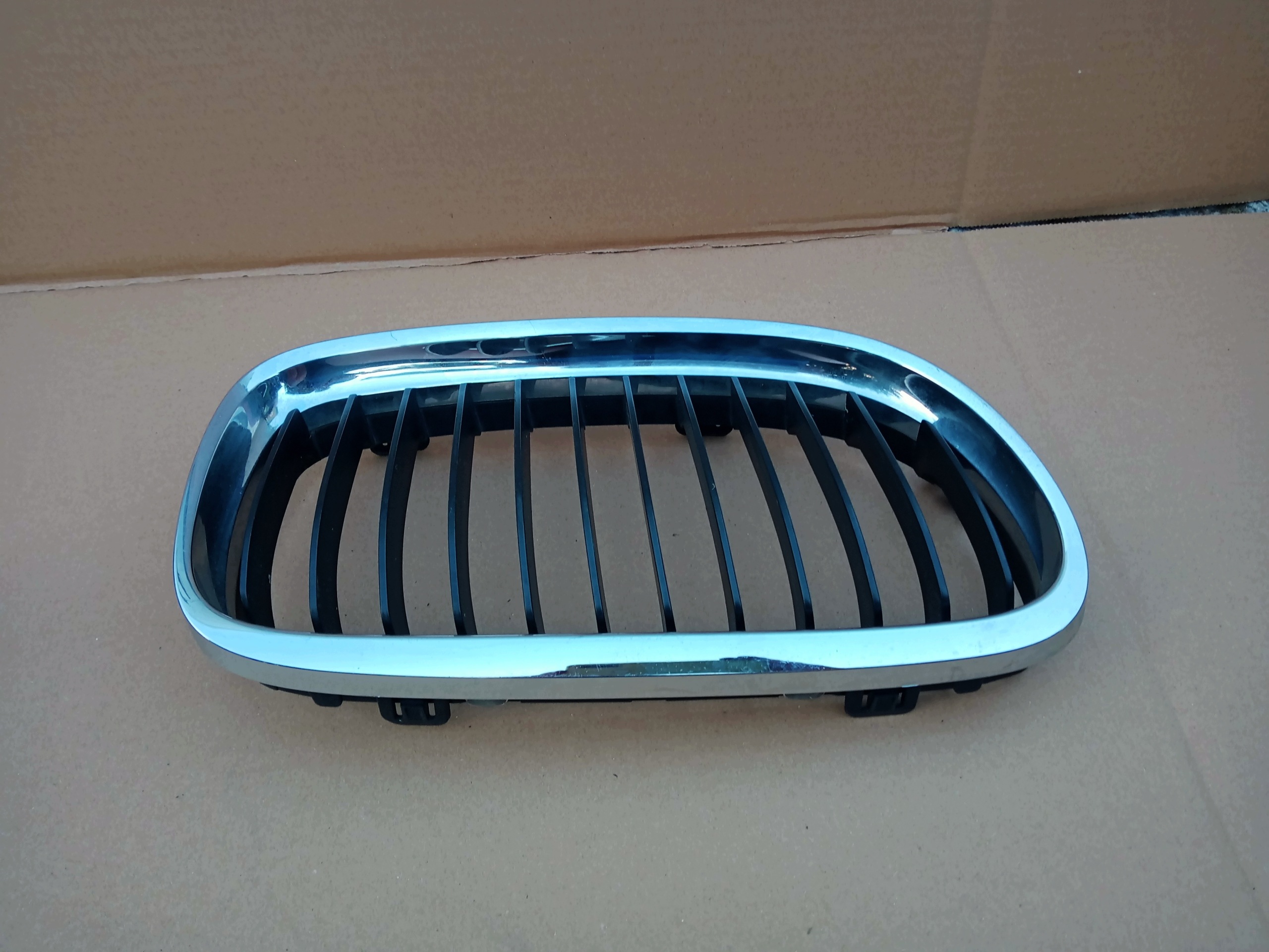 BMW E90/E91 LCI oikea munuaisgrilli