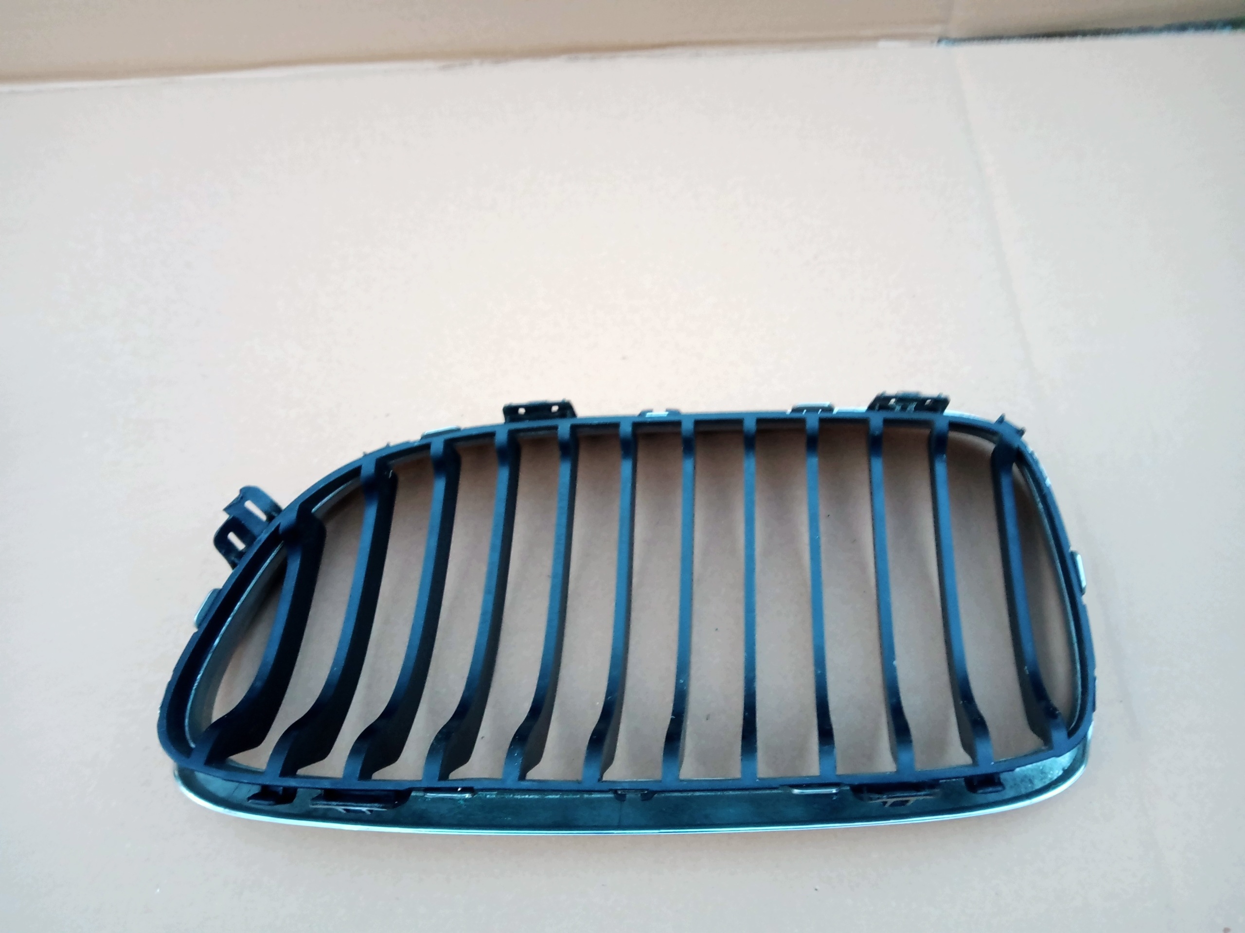 BMW E90/E91 LCI oikea munuaisgrilli image 3