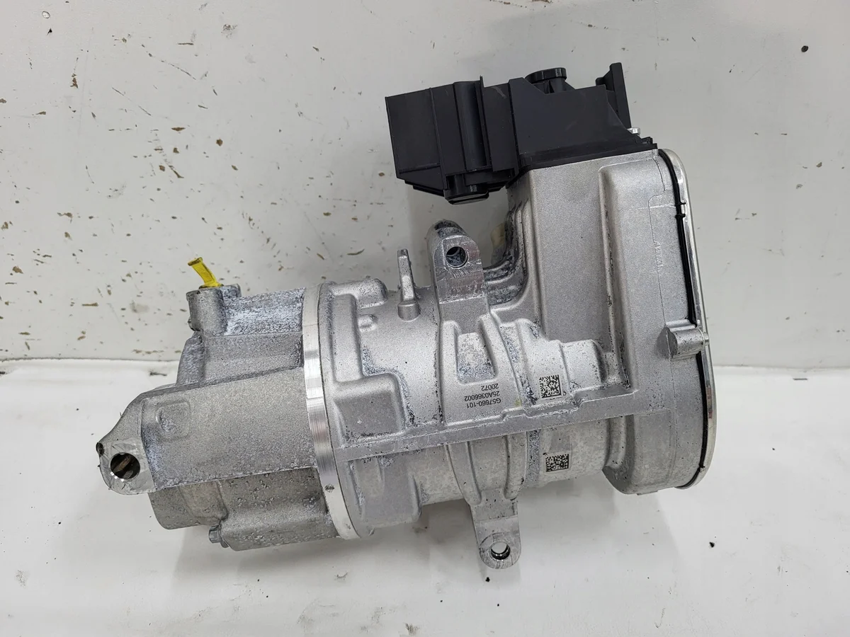 Mercedes C W206 AC Compressor A0008304205 image 3