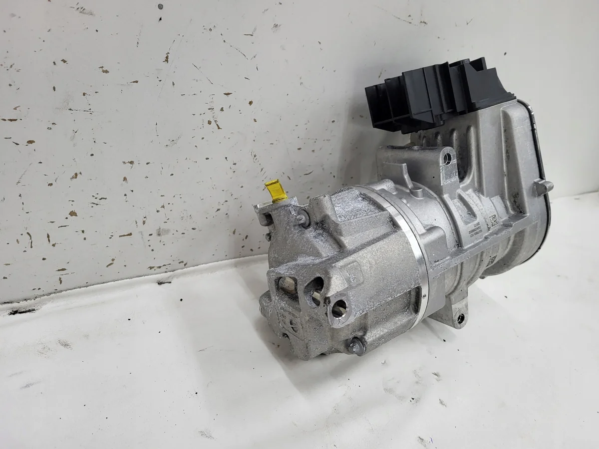 Mercedes C W206 AC Compressor A0008304205 image 4