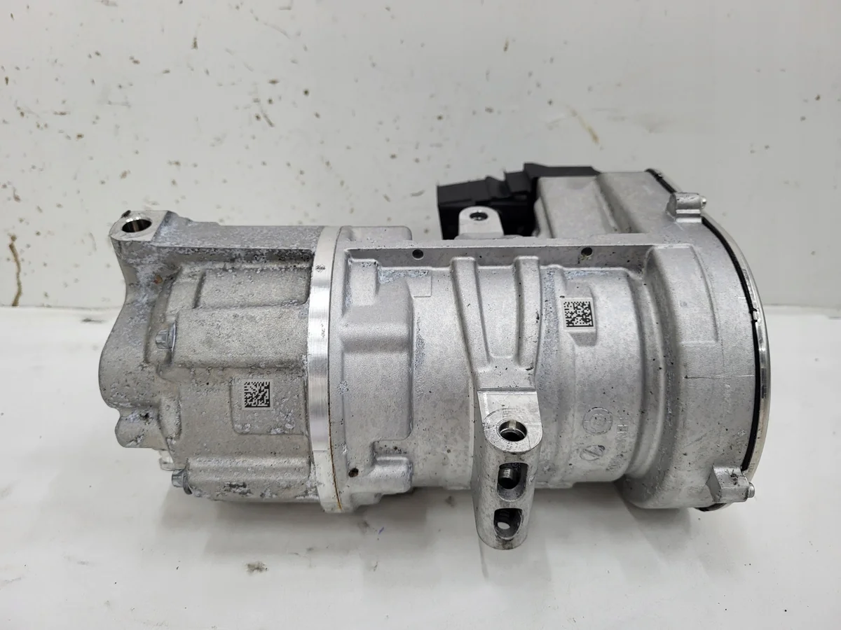 Mercedes C W206 AC Compressor A0008304205 image 5