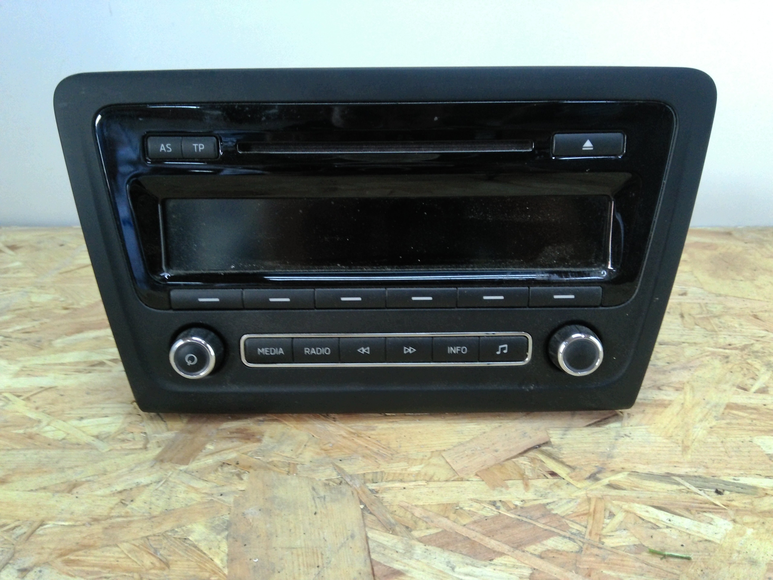 Radio CD Skoda Rapid 5J0035161E Usado image 2