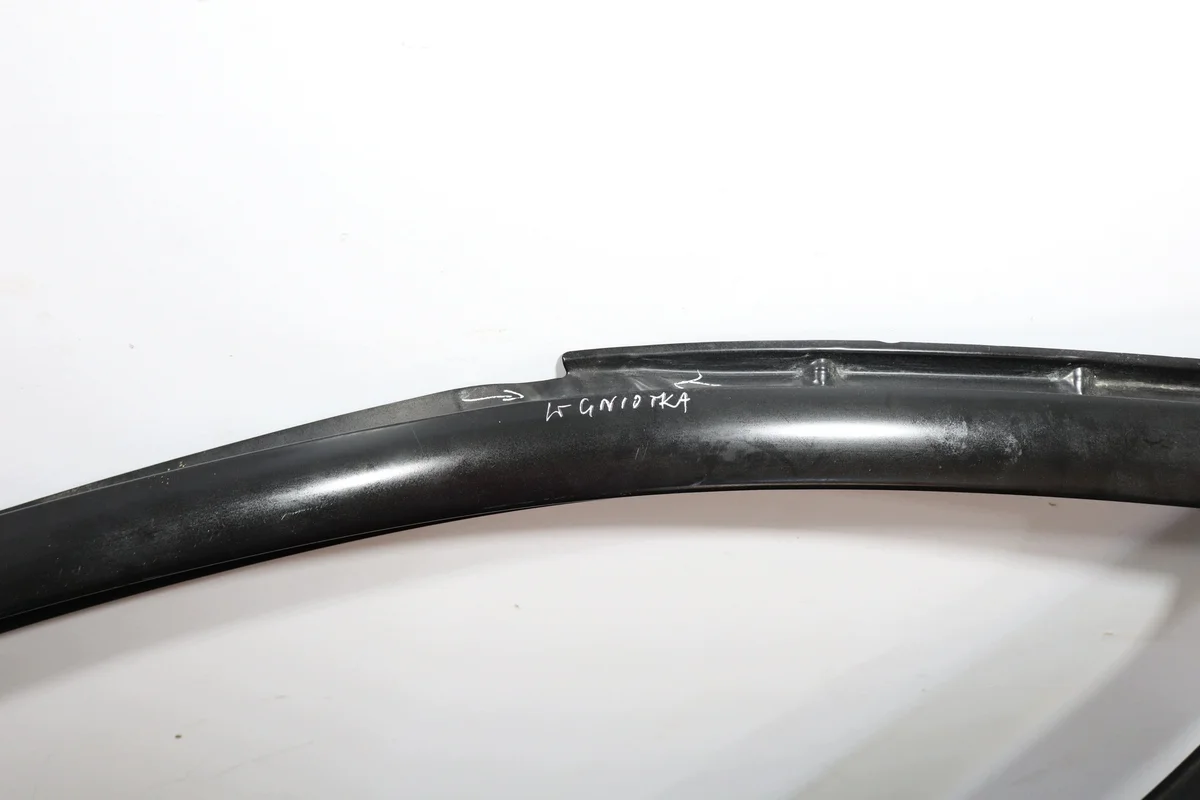 Montant gauche VW Golf V 1K4809835A image 3
