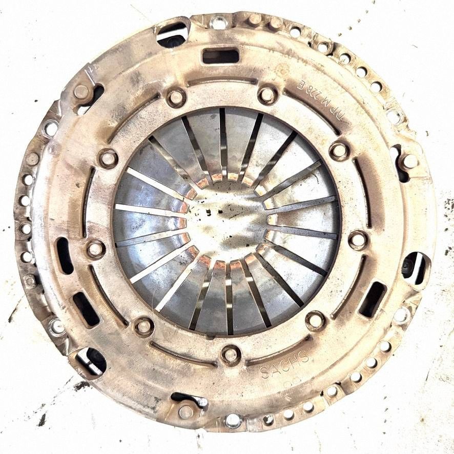 Kytkinpaketti VW Passat B7 R03C105273H Käytetty