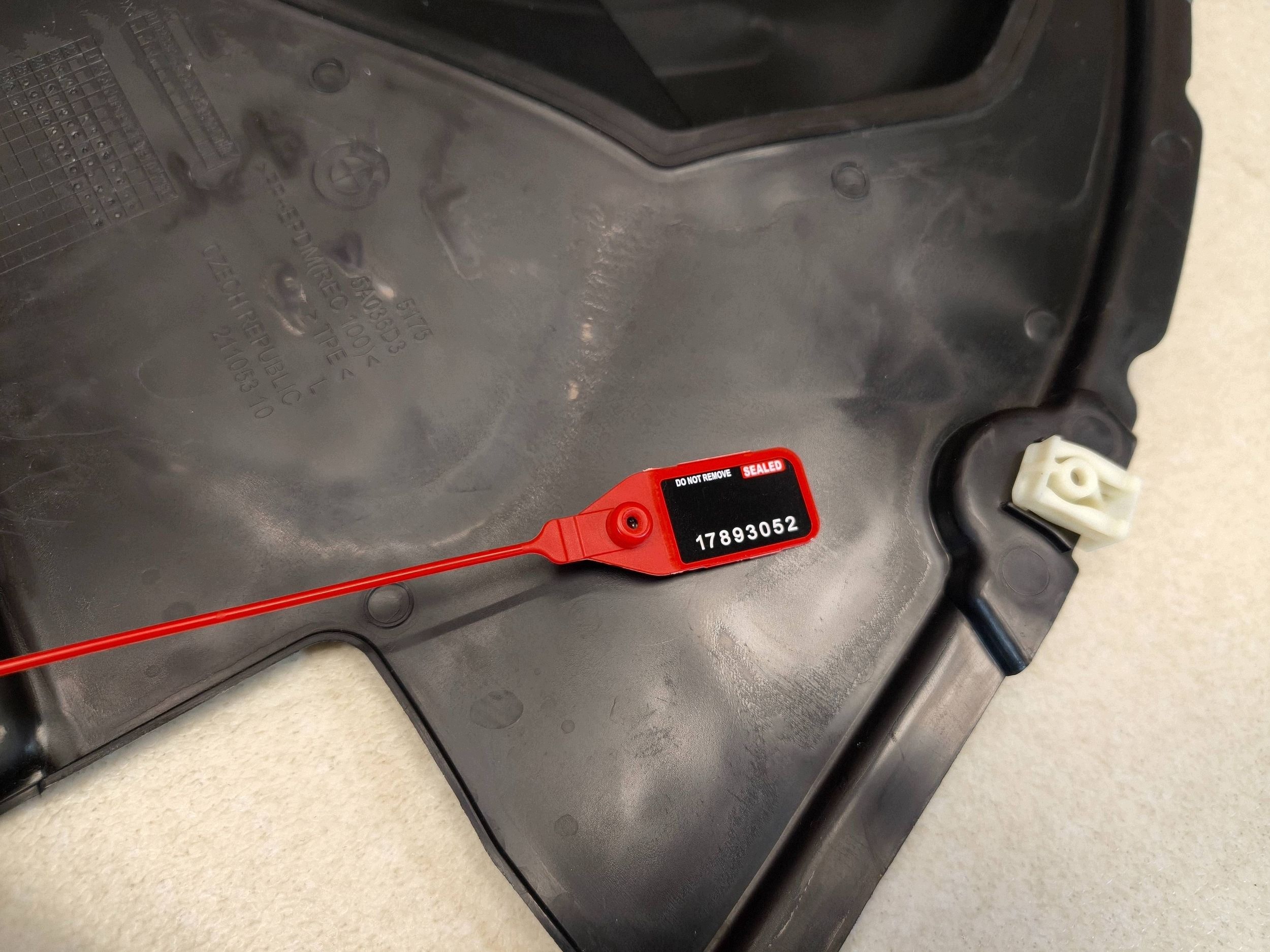 Vasen etulokasuoja BMW G60 M Paket 9621235