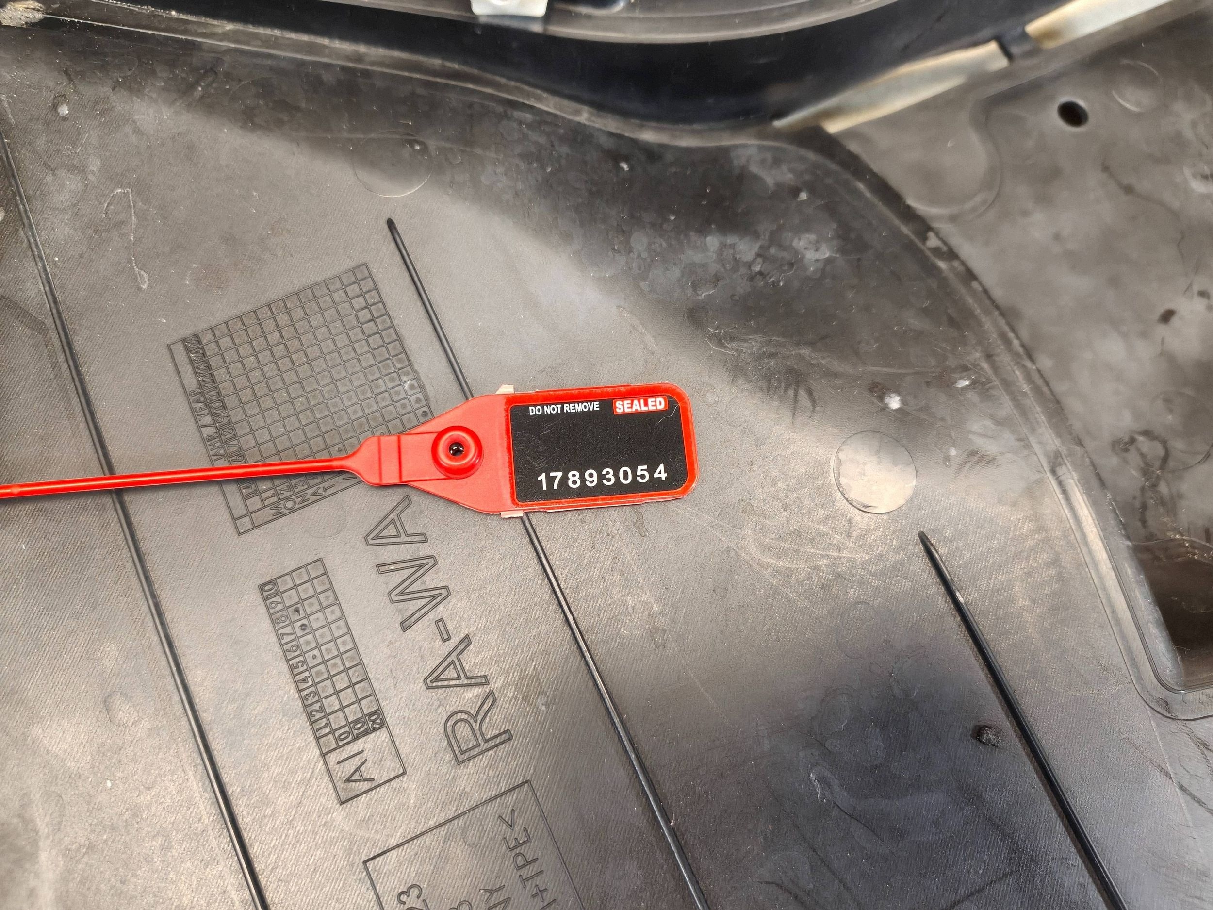 Vasen etulokasuoja BMW 7 G11 G12 7340193