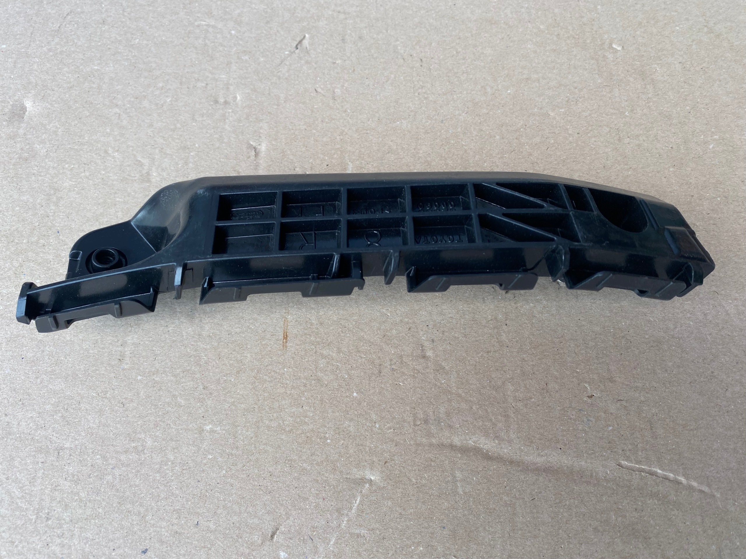 Bumper Bracket Right Front Toyota Yaris III