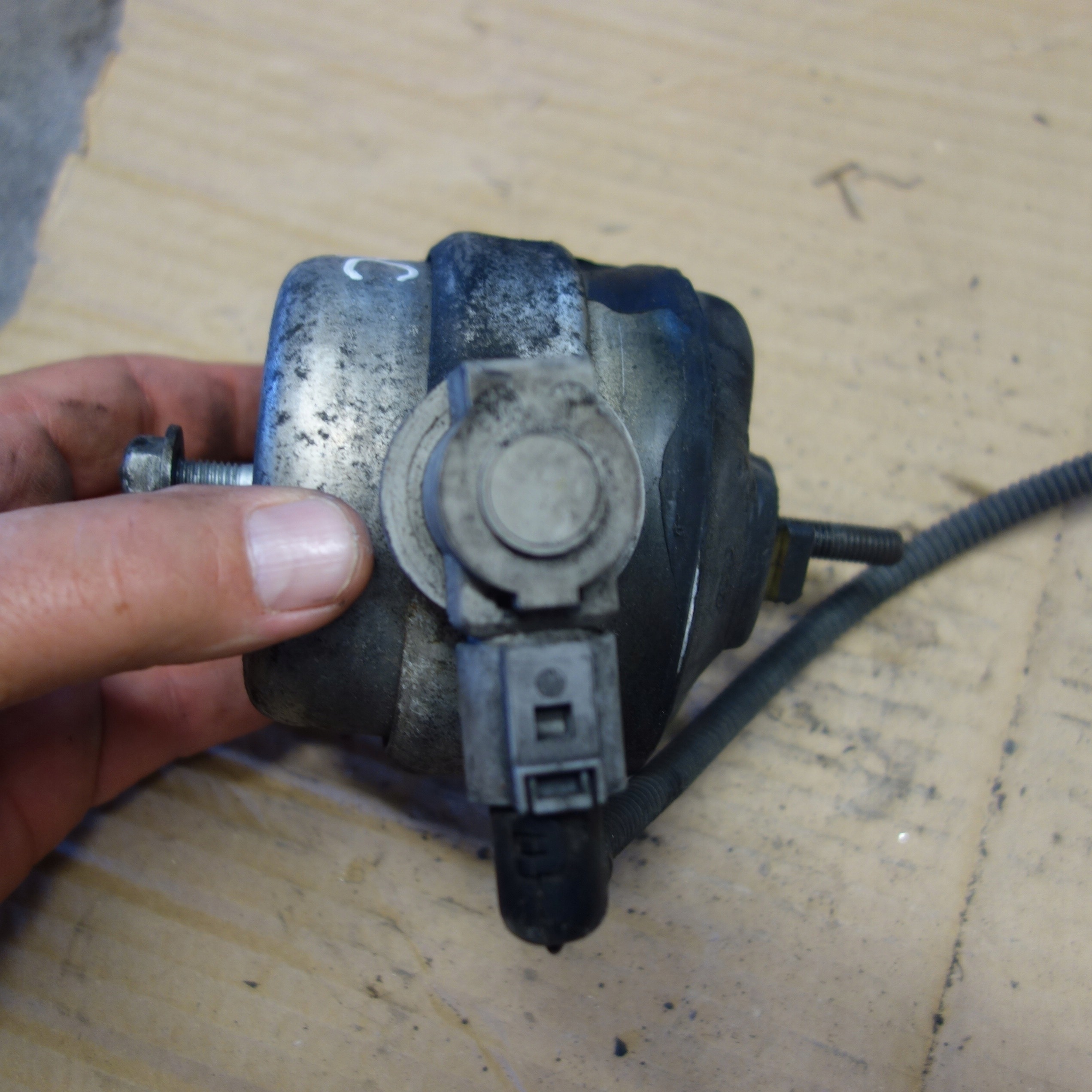 Moottorin kiinnike Audi A4 S4 B6 8E 8H 2002 8E0199379AD