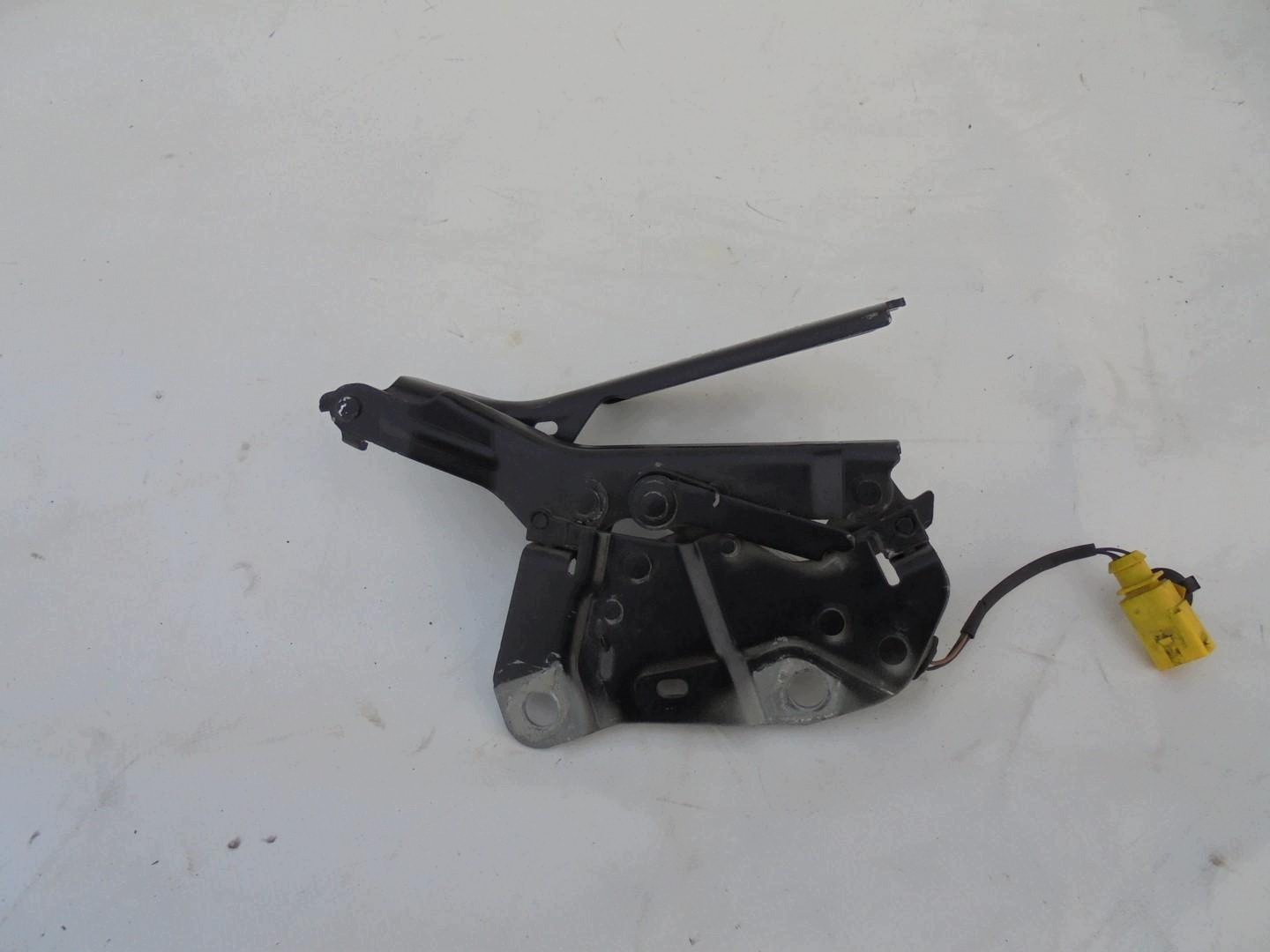 Konepellin saranan osa VW Touran II III