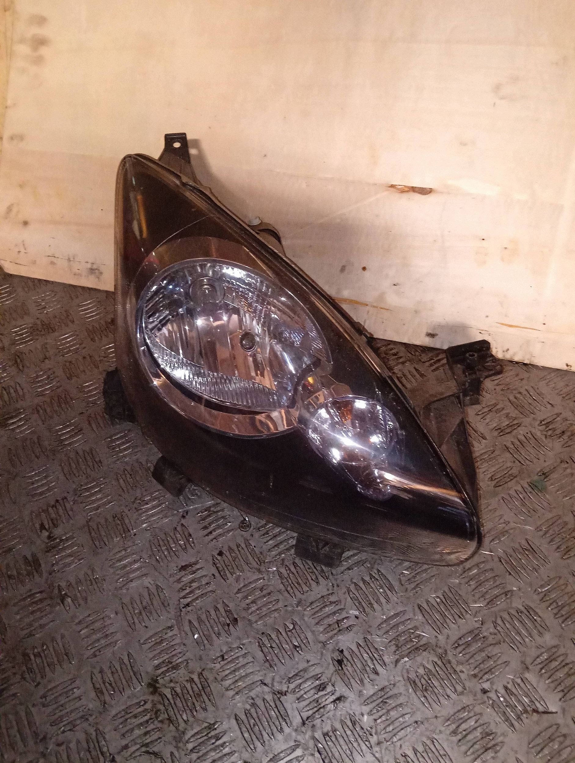 Faro Toyota Aygo AB40 Derecho Usado image 2
