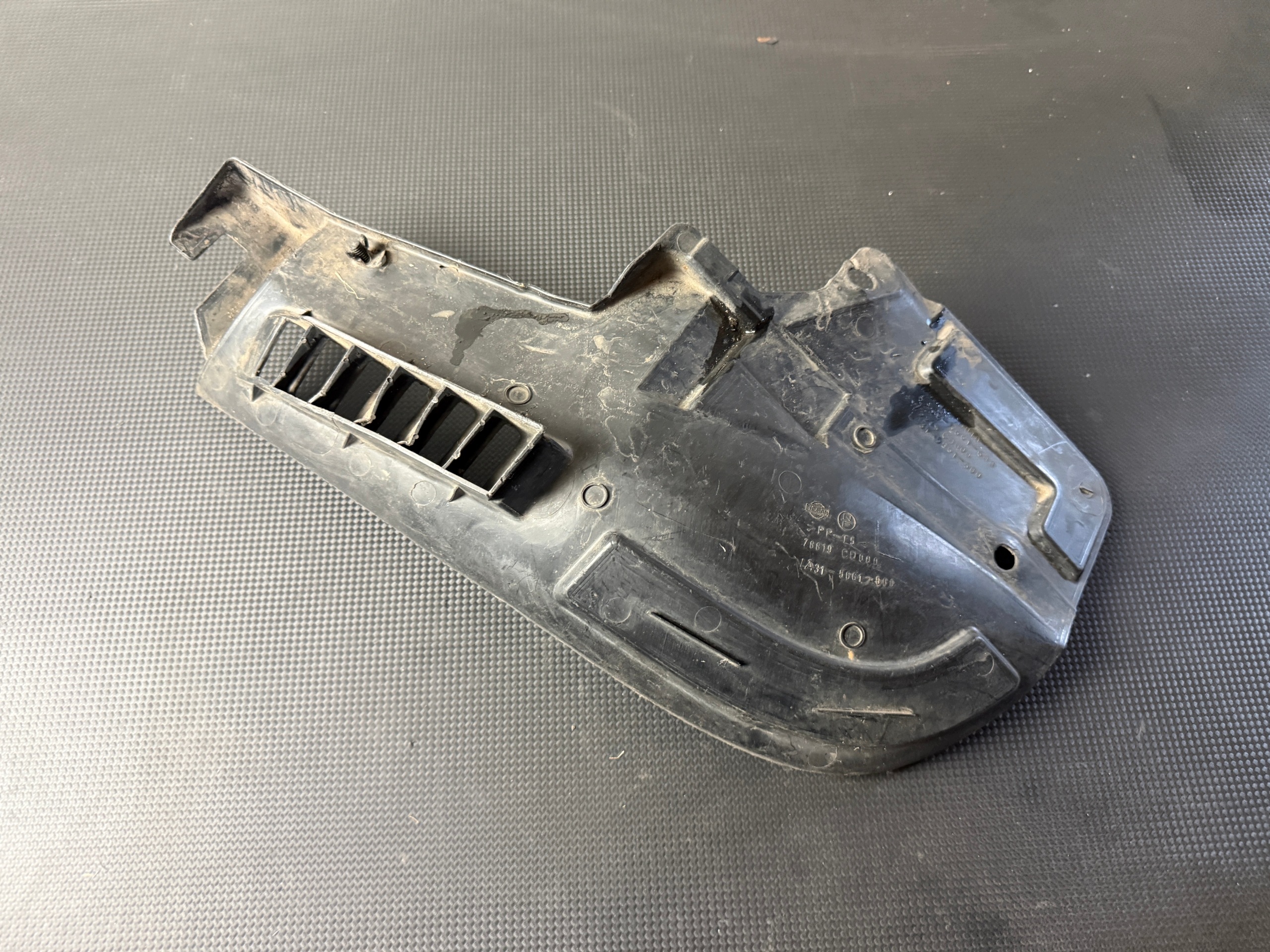 Takalokasuoja vasen Nissan 350Z 78819CD000