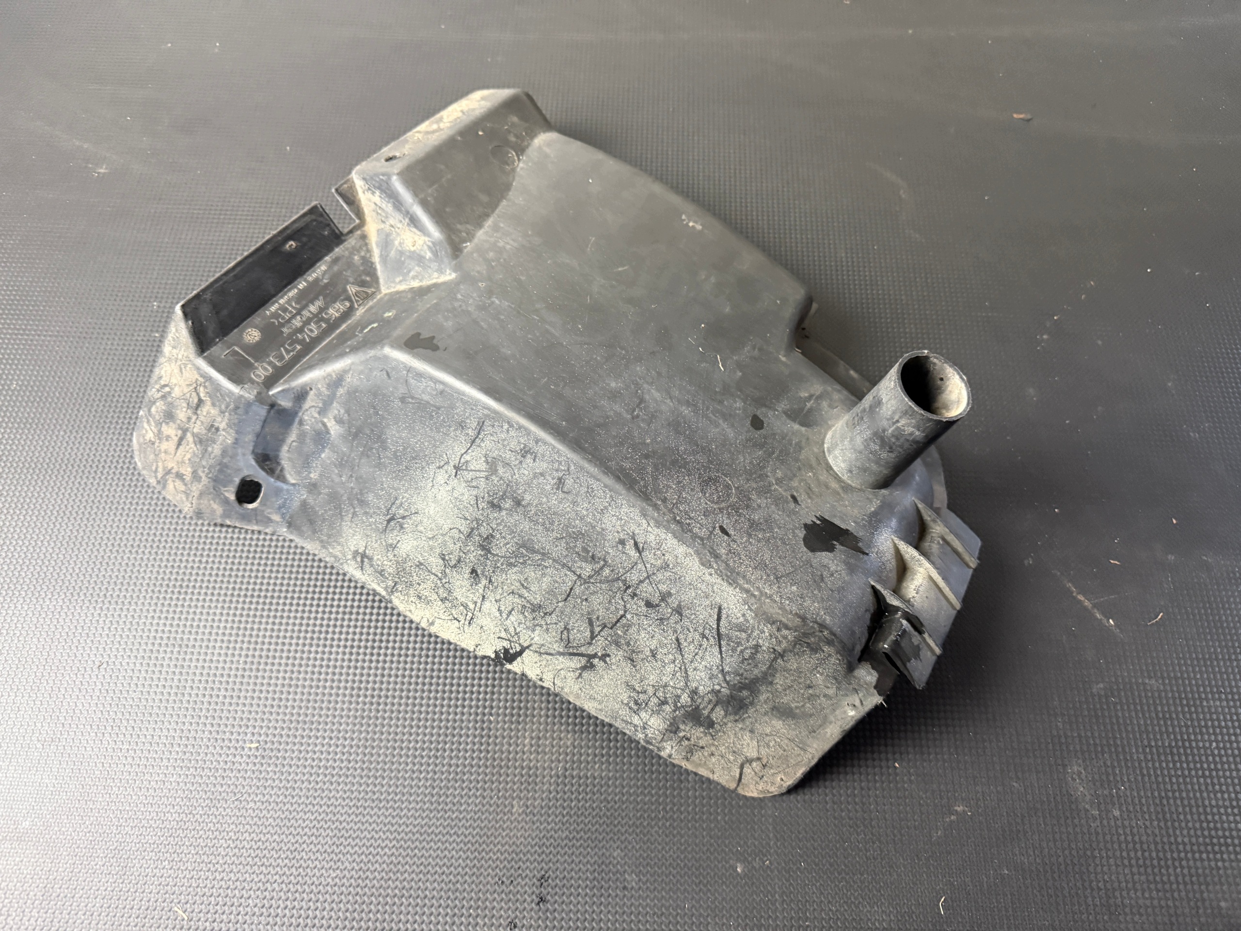 Takalokasuoja vasen Porsche Boxster 986 OEM 98650457300