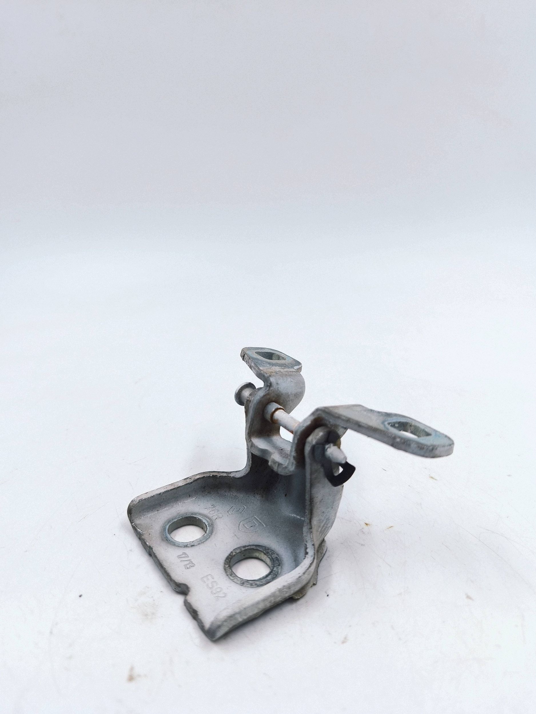 Dacia Dokker Front Right Upper Hinge Used image 2