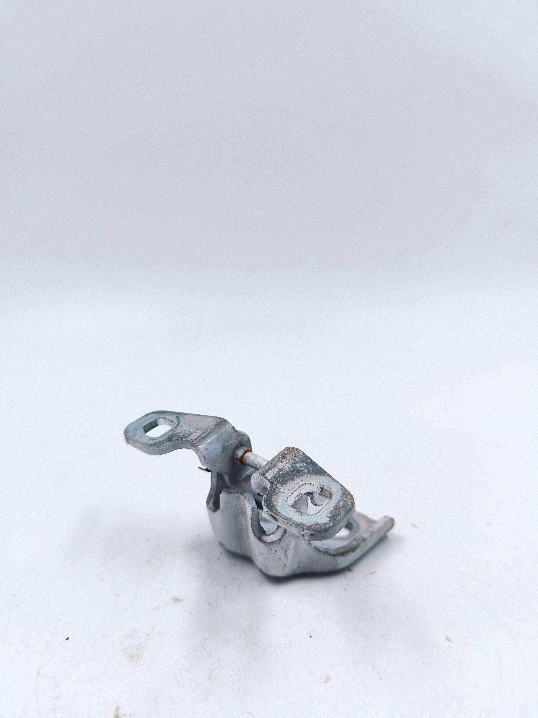 Dacia Dokker Front Right Upper Hinge Used image 3