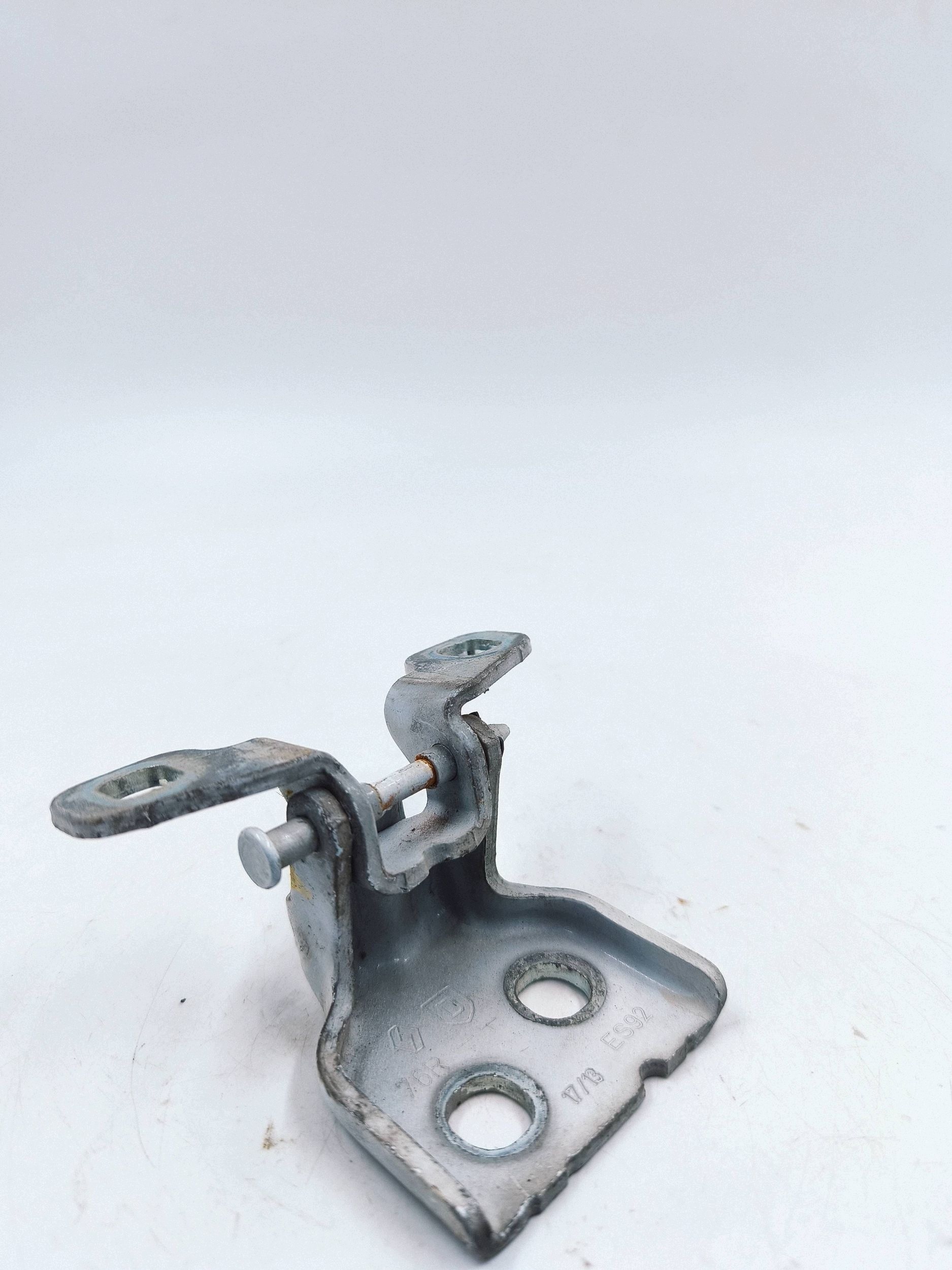 Dacia Dokker Front Right Upper Hinge Used image 4