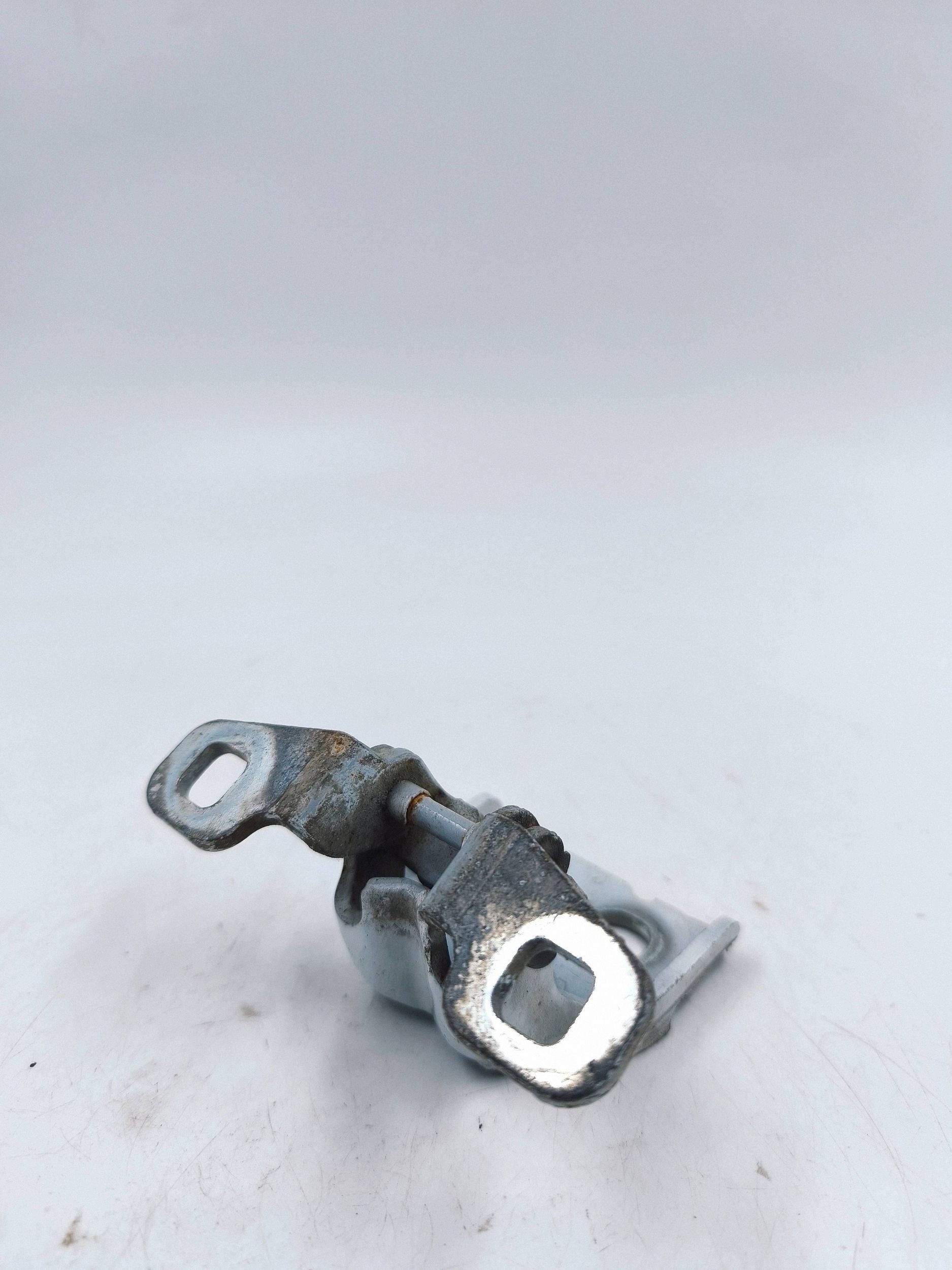 Dacia Dokker Front Lower Hinge Left Used image 3