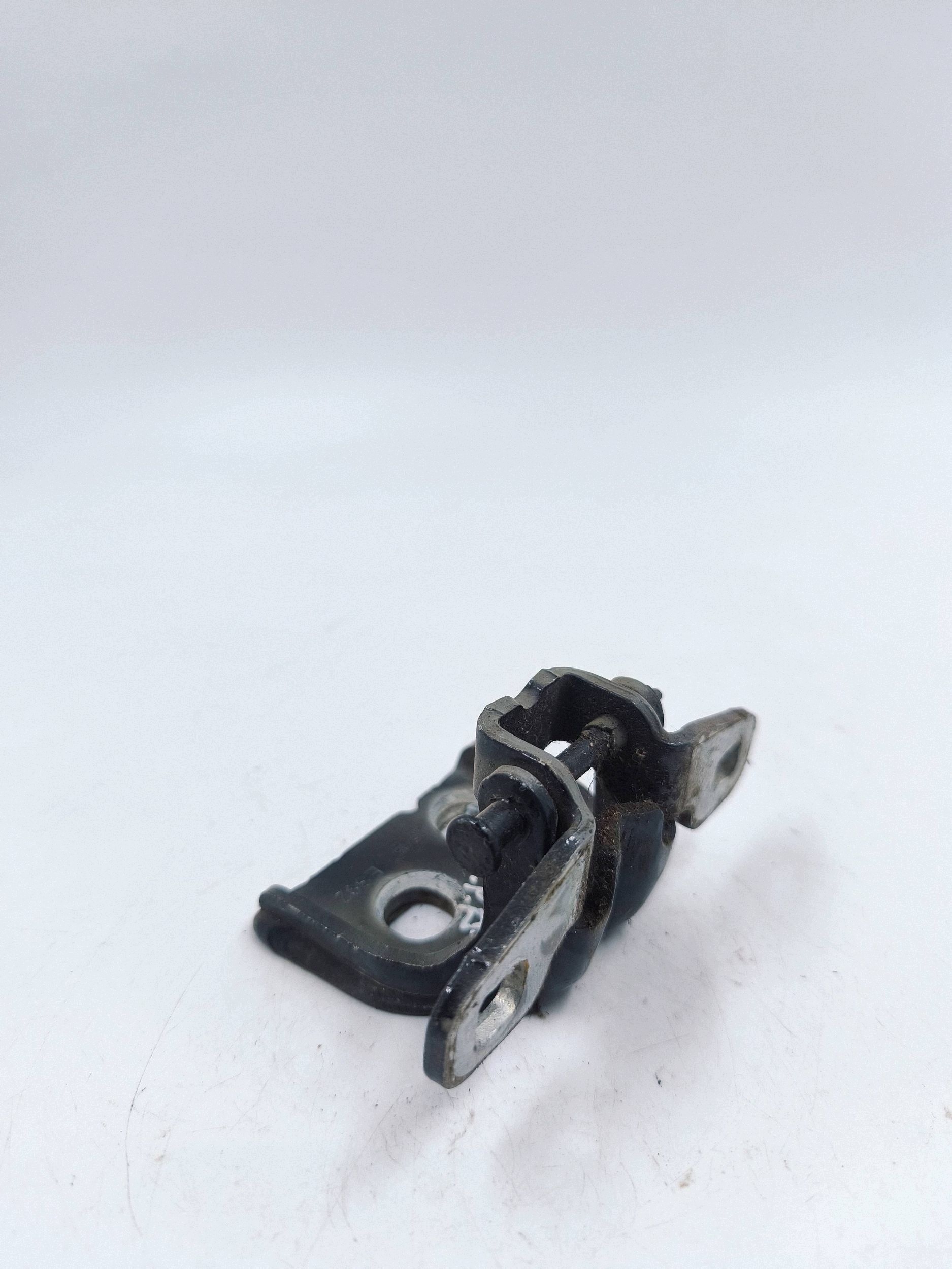 Dacia Duster Front Lower Hinge Right Used VLO31811