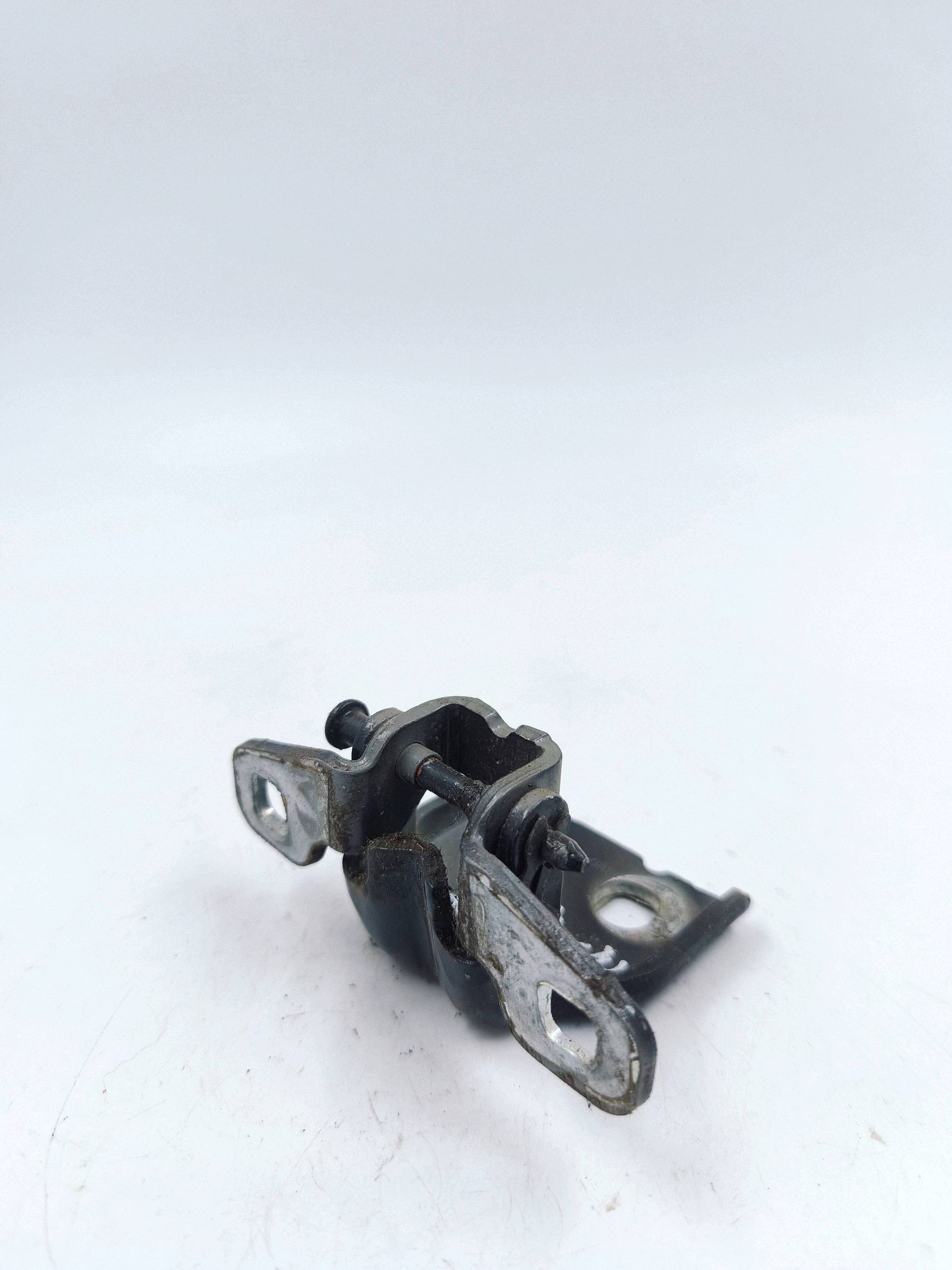 Dacia Duster Front Lower Hinge Right Used VLO31811 image 3