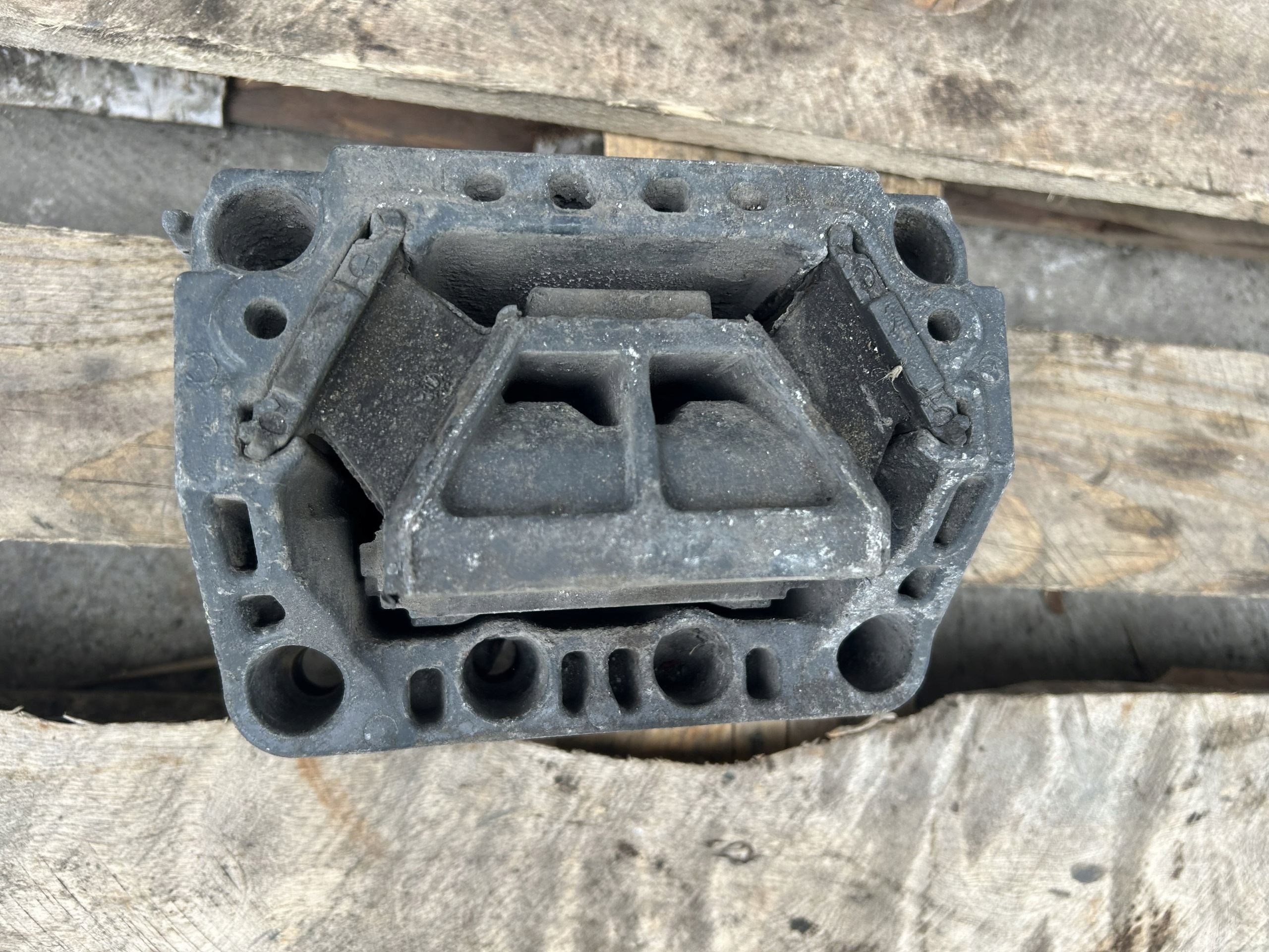 Moottorin takatuki Mercedes Actros MP4 A9612416413 A9612412413