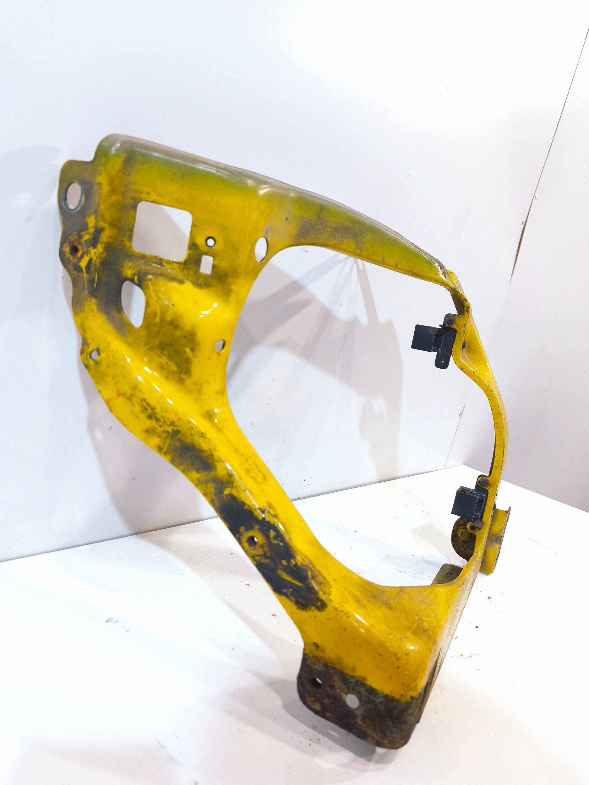 Ford Transit vasen etuosan lampun pidike