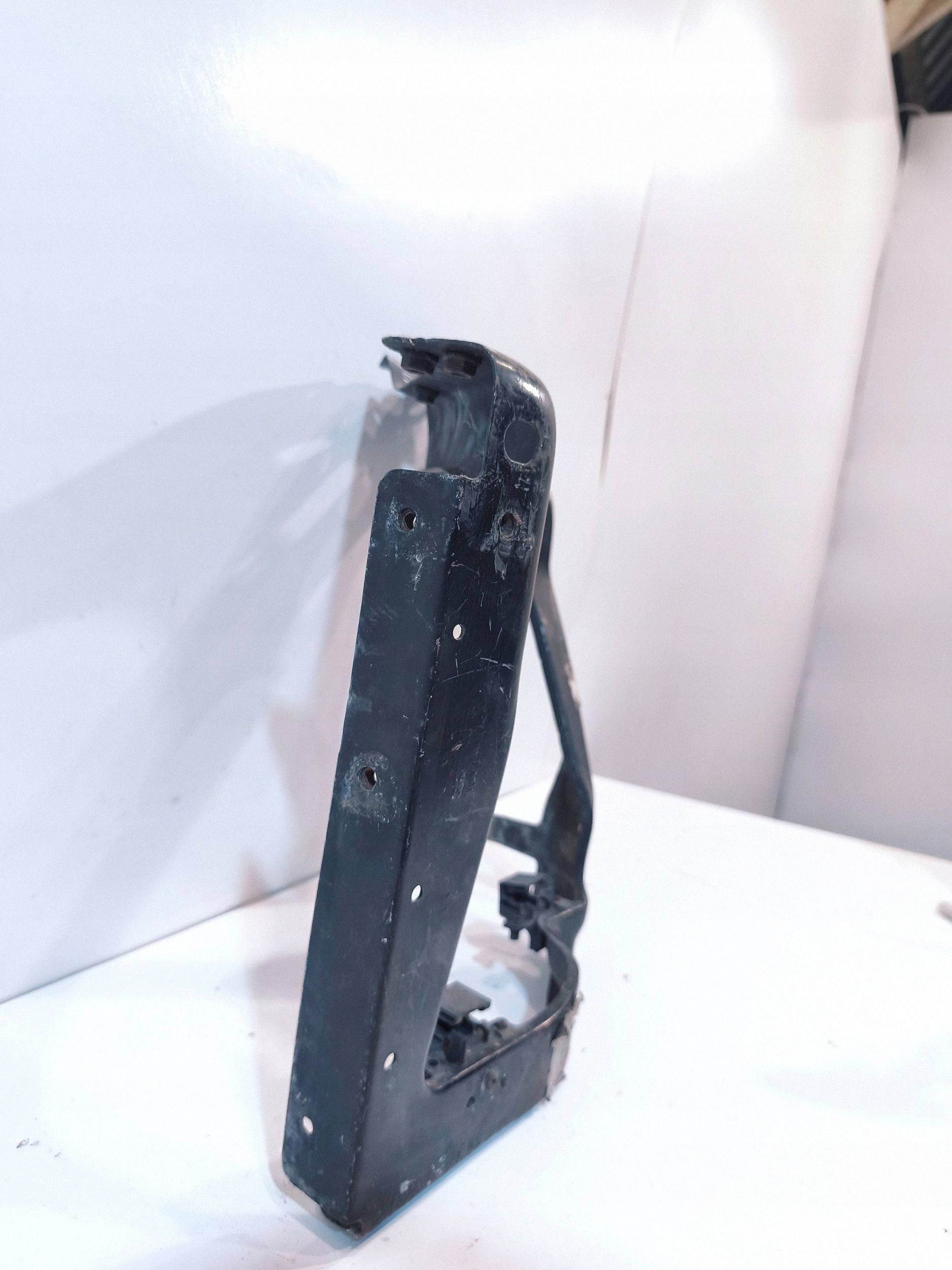 Ford Transit vasen etuosan valon pidike